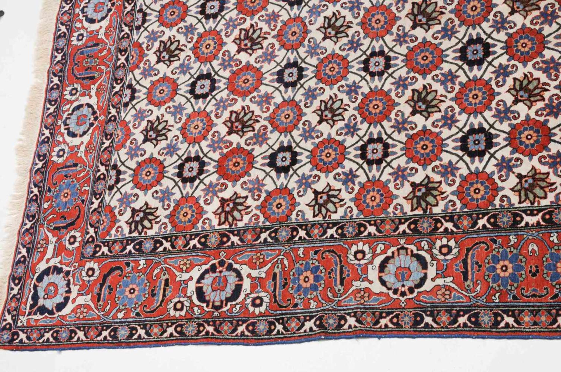 VaraminZ-Persien, um 1910. Dicht angelegtes, dekoratives Werk. Das elegante weisse Mittelfeld ist - Bild 12 aus 16