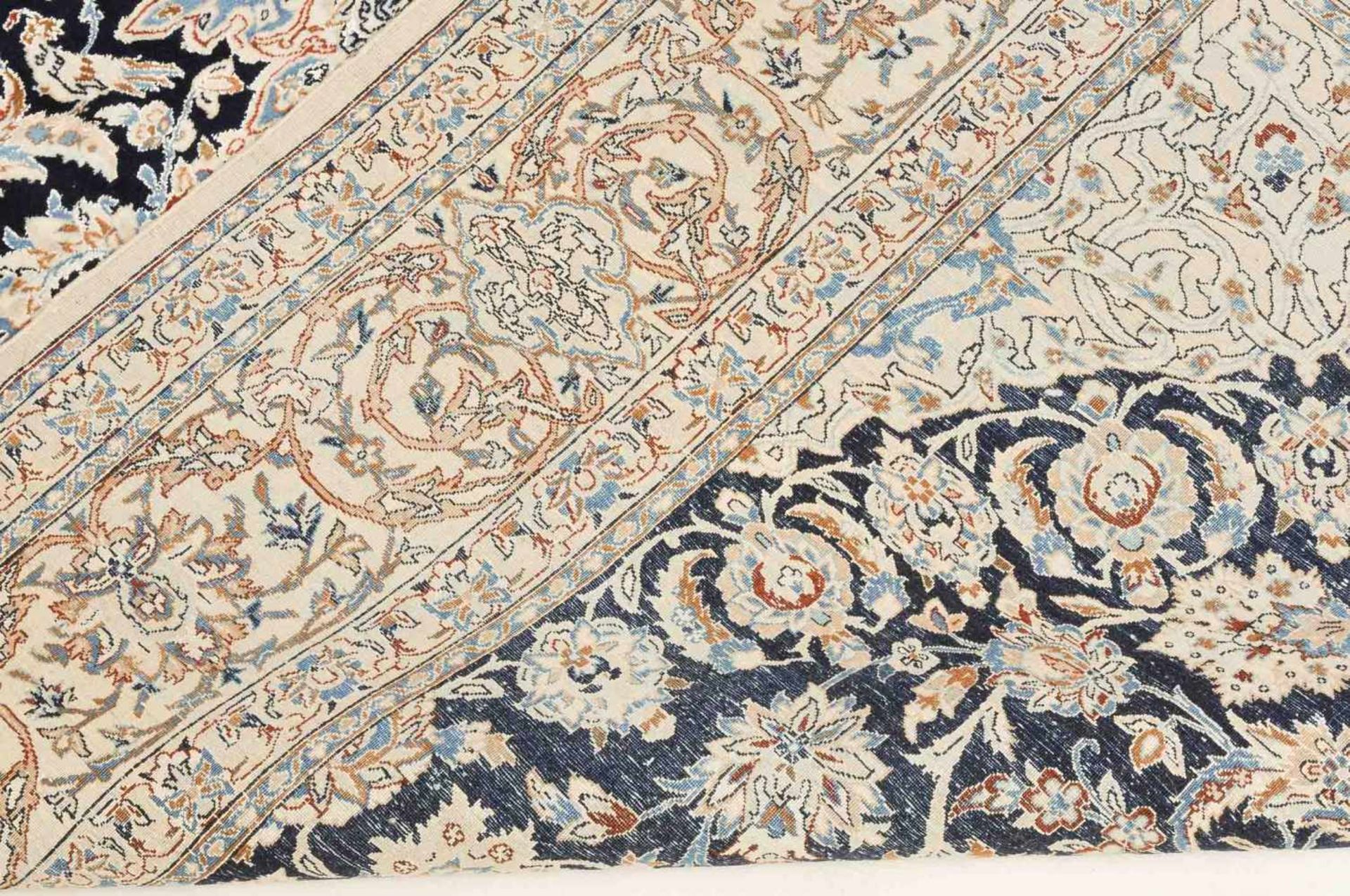NainZ-Persien, um 1960. Sehr feine Knüpfung, Flormaterial Korkwolle und Seide (6 La). Im - Bild 9 aus 12