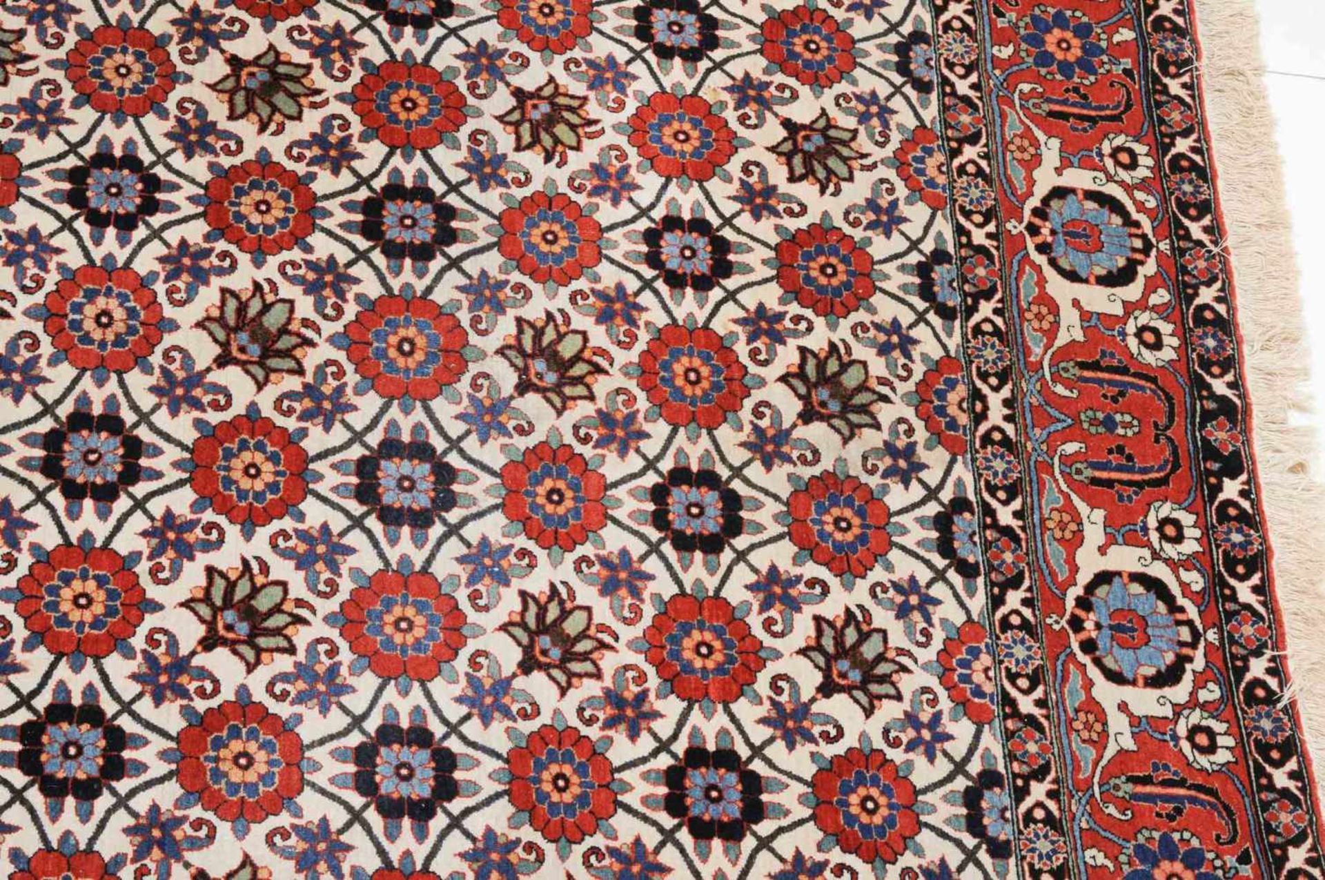 VaraminZ-Persien, um 1910. Dicht angelegtes, dekoratives Werk. Das elegante weisse Mittelfeld ist - Bild 8 aus 16
