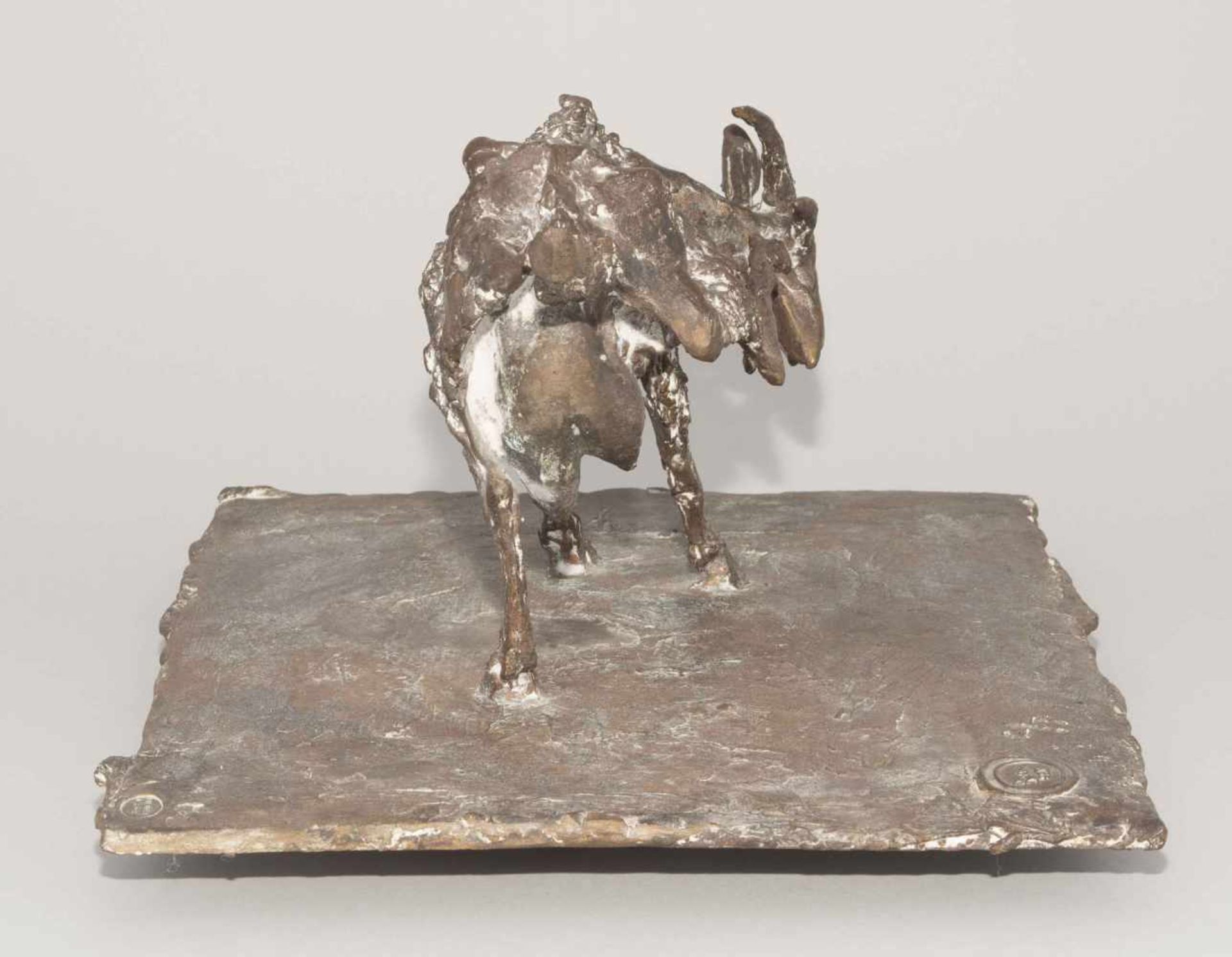 Brem, Rolf(Luzern 1926–2014 Luzern)"Sich kratzende Geiss" (oder "Kratzgeiss"). 1984. Bronze. 2/7. - Bild 6 aus 11