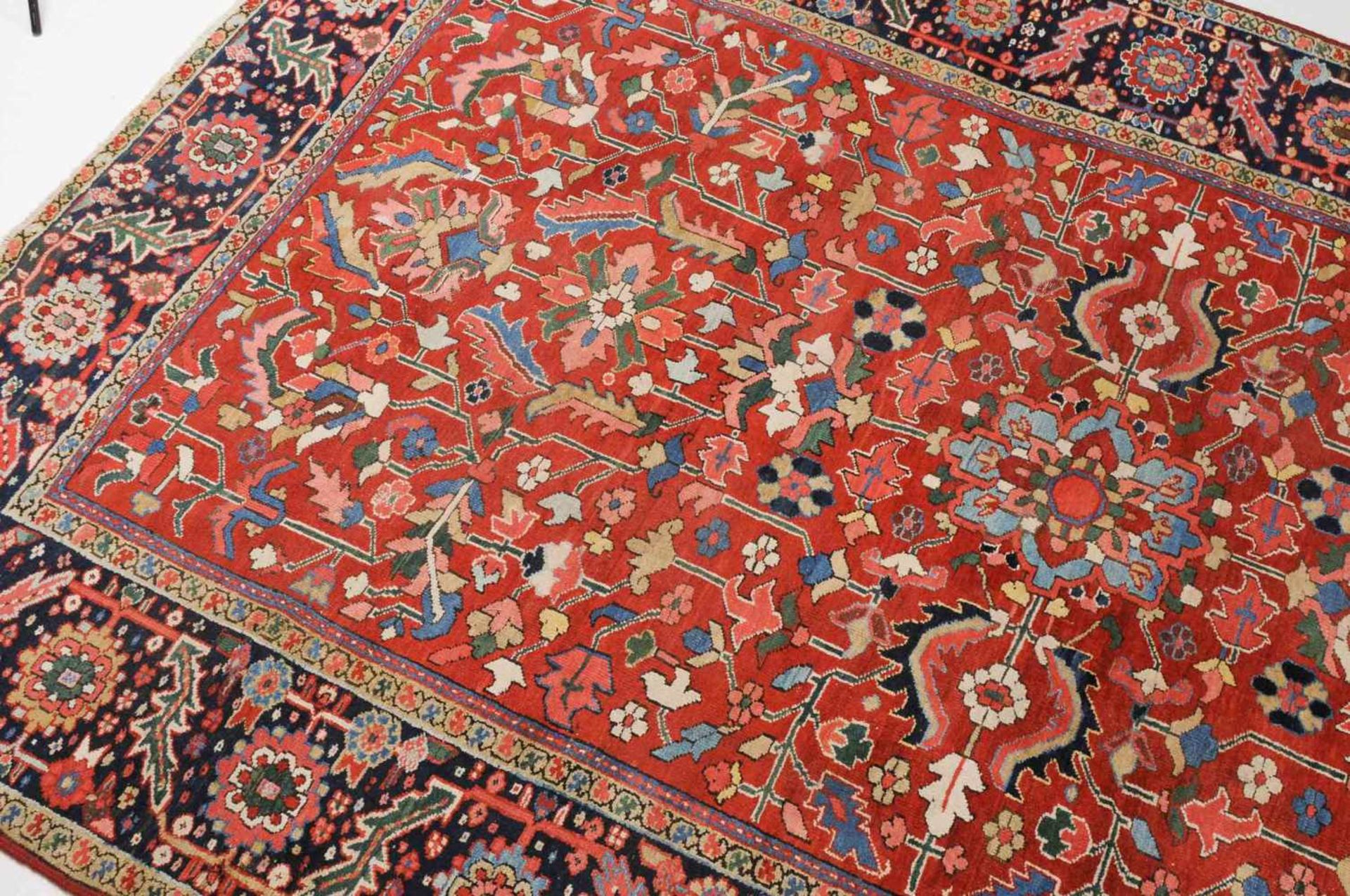 KarajaNW-Persien, um 1910. Das elegante rote Mittelfeld ist mit stark stilisierten Blüten, - Bild 6 aus 15