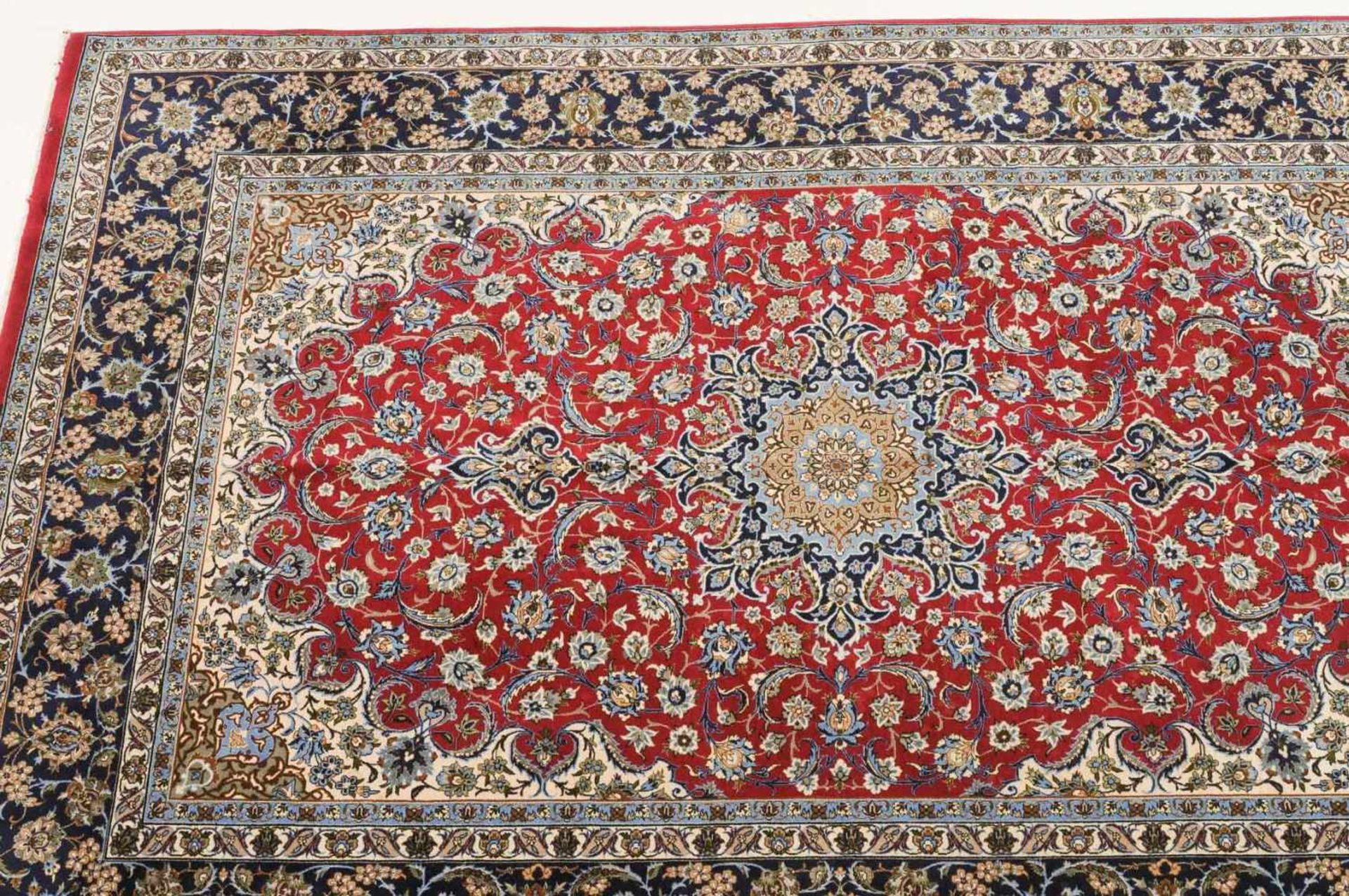 IsfahanZ-Persien, um 1960. Flormaterial Korkwolle, Kette aus Seide. Unten in der Mitte signiert - Bild 6 aus 13