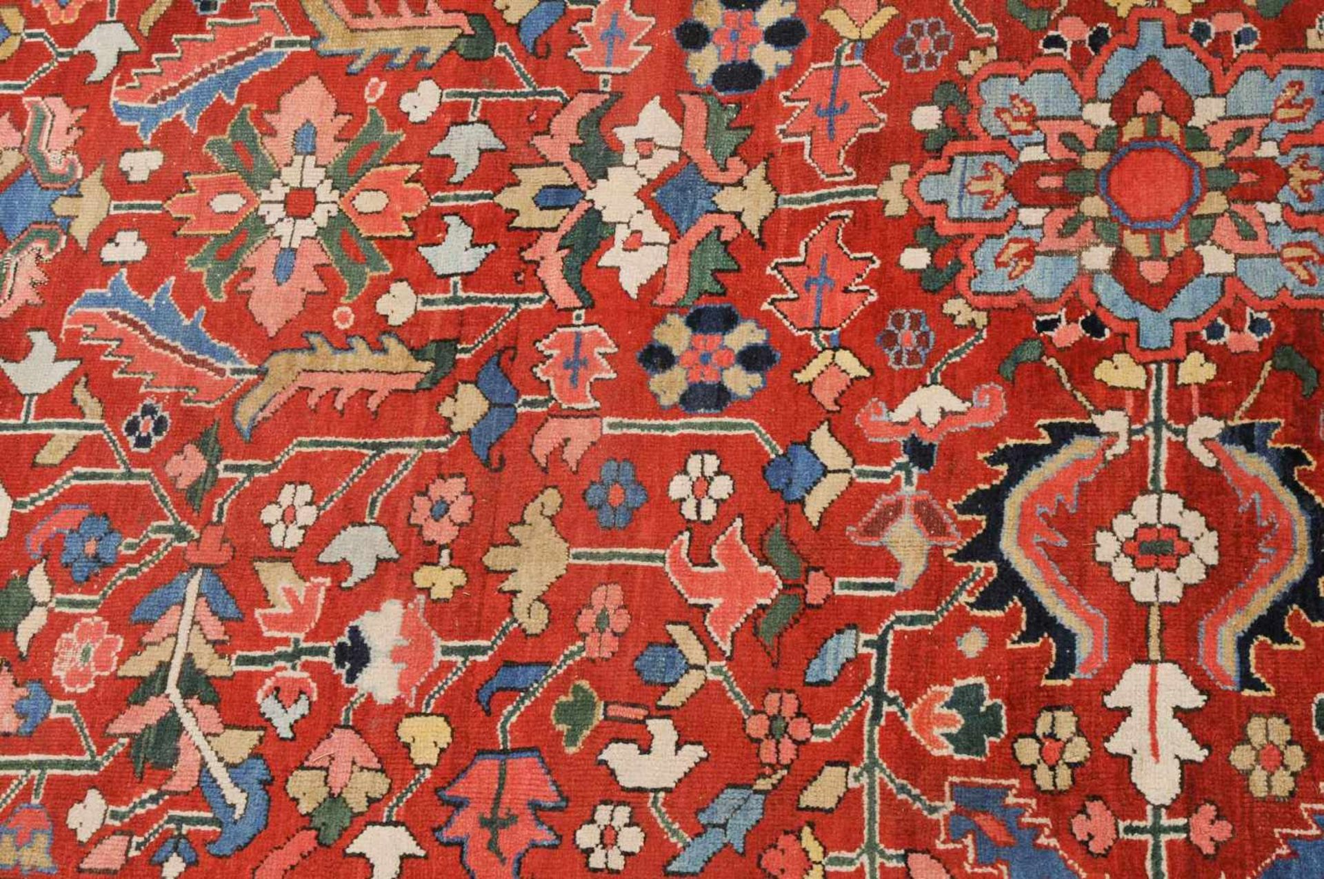 KarajaNW-Persien, um 1910. Das elegante rote Mittelfeld ist mit stark stilisierten Blüten, - Bild 5 aus 15
