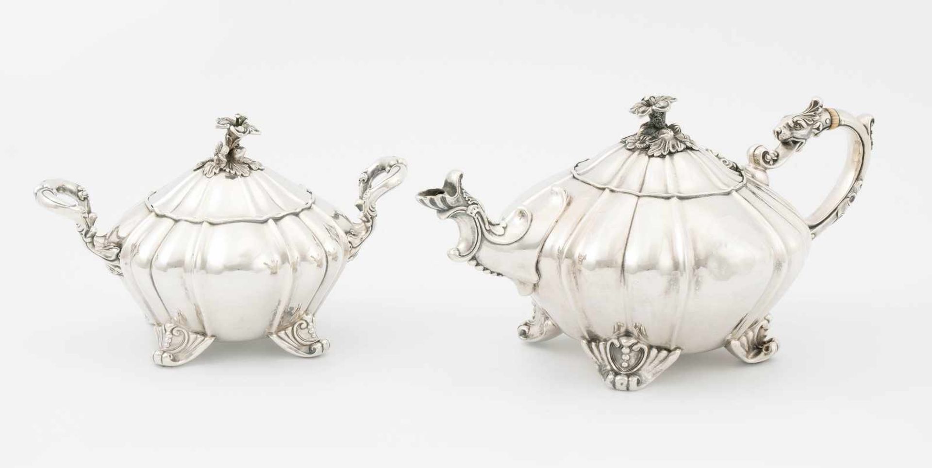 Teekanne und Sucrier, Bern1839–41. Silber. Urnenform auf Volutenfüssen, Rocaillenhenkel mit