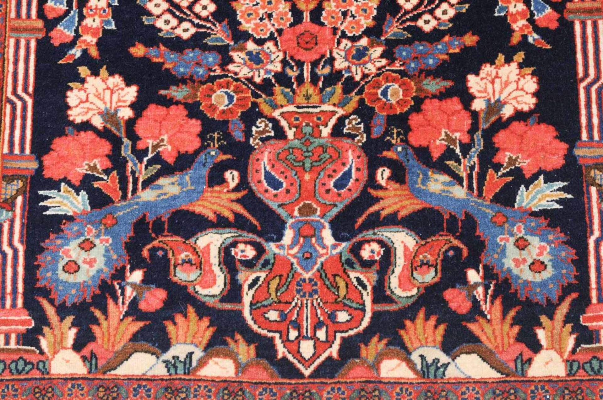 KashanZ-Persien, um 1920. Im nachtblauen Feld liegt unter einer von 2 Säulen getragenen Gebetsnische - Bild 8 aus 10