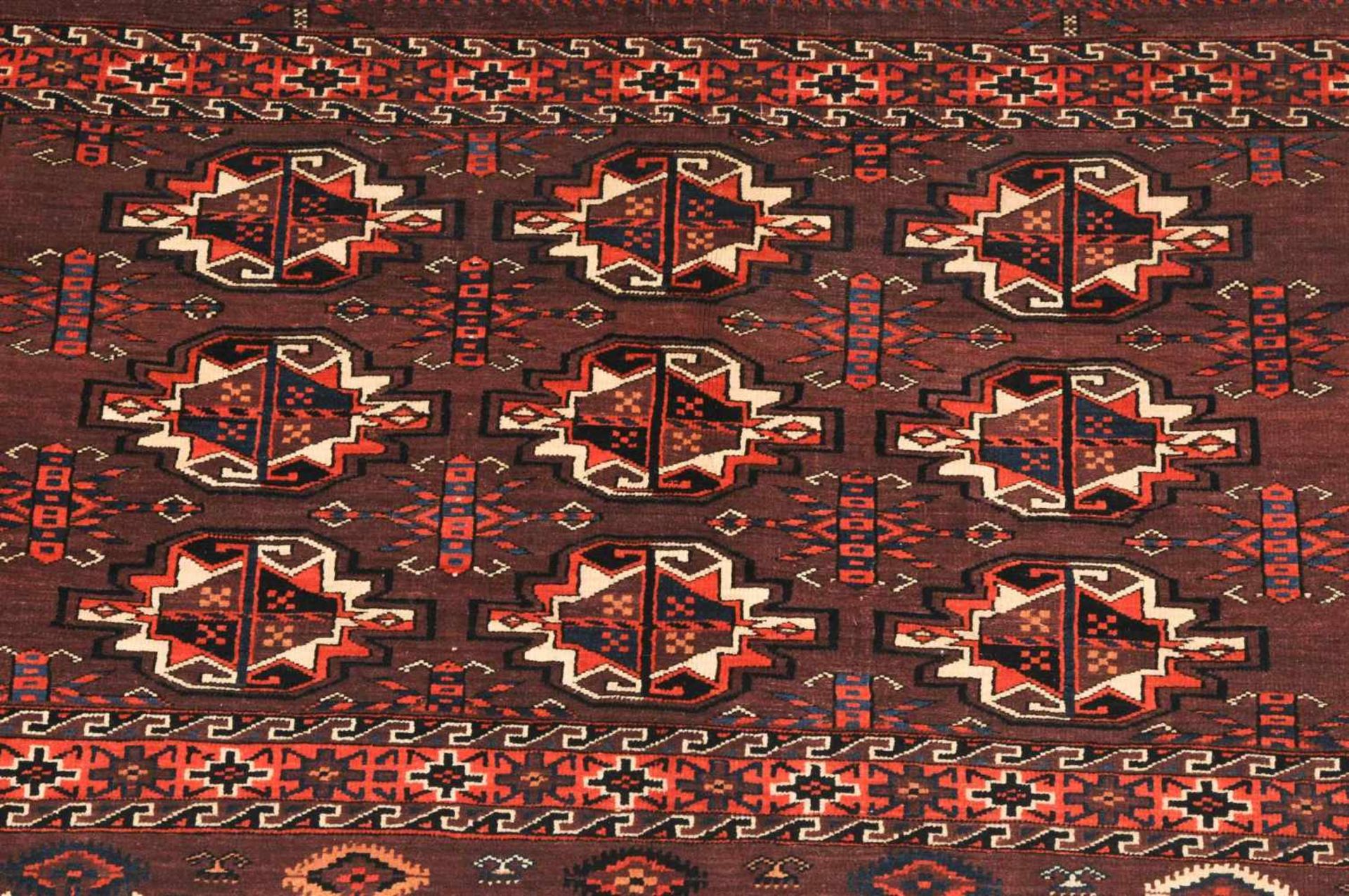 Jomud-JuwalTurkmenistan, um 1910. Im braunvioletten Feld zeigen sich 3 horizontale Reihen mit - Bild 8 aus 10