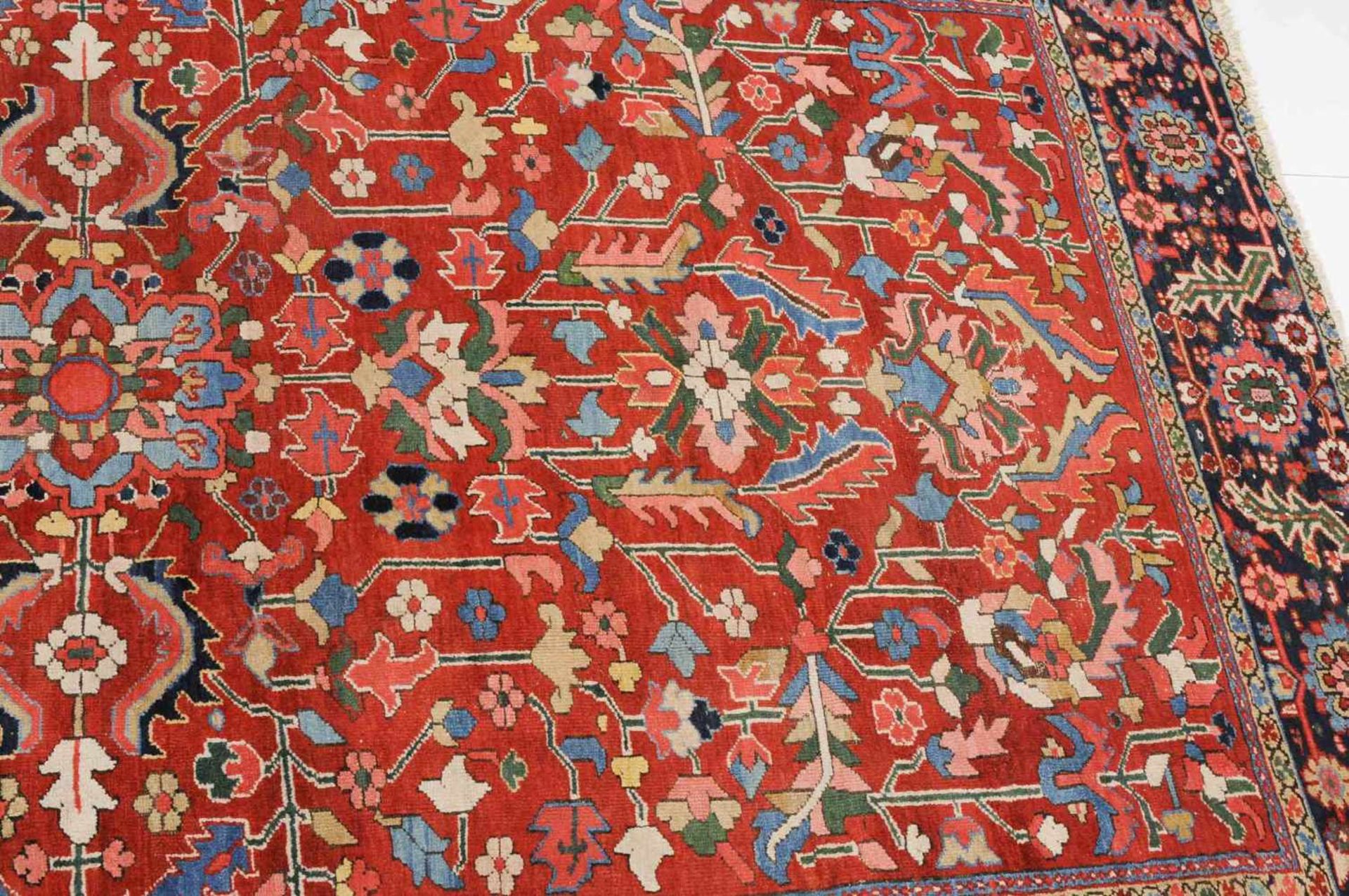KarajaNW-Persien, um 1910. Das elegante rote Mittelfeld ist mit stark stilisierten Blüten, - Bild 14 aus 15