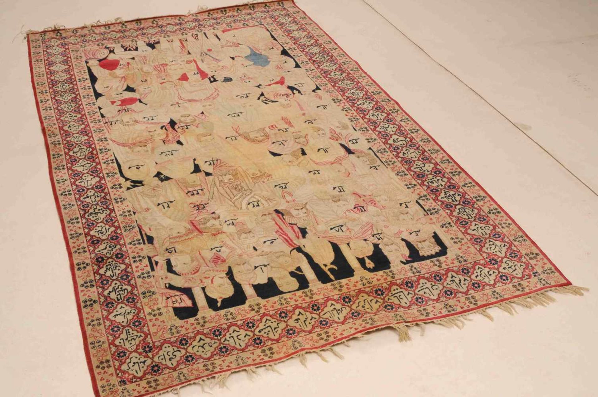 Kirman-FiguralSO-Persien, um 1900. Sog. „Mashahir-Teppich“. Das Innenfeld besteht aus einer - Bild 2 aus 19