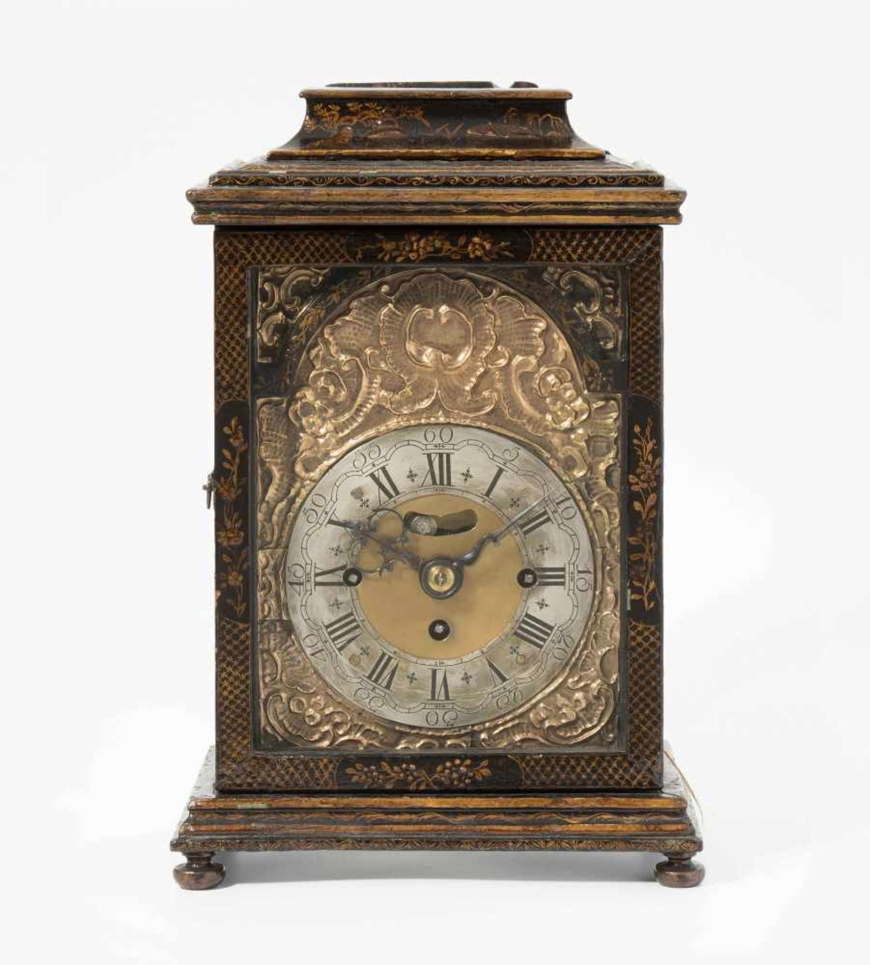 Bracket Clock John KnillEngland, 18.Jh. Dezent floral verziertes Holzgehäuse mit verglaster