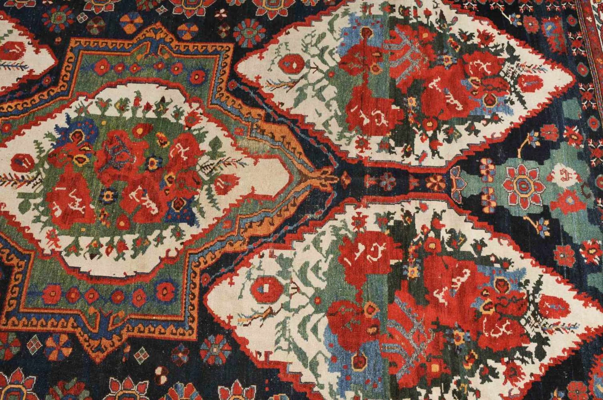 BakhtiarS-Persien, um 1910. Im nachtblauen Mittelfeld figurieren 5 weisse, je mit einem - Bild 7 aus 11
