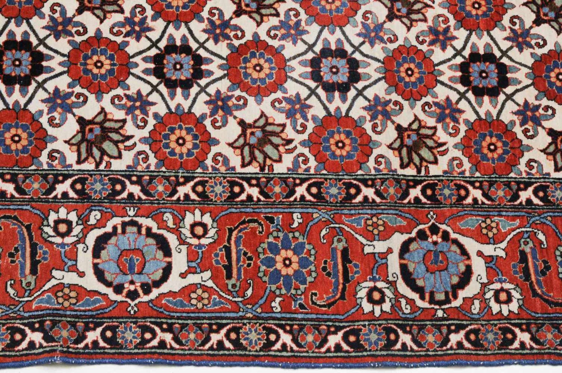 VaraminZ-Persien, um 1910. Dicht angelegtes, dekoratives Werk. Das elegante weisse Mittelfeld ist - Bild 16 aus 16