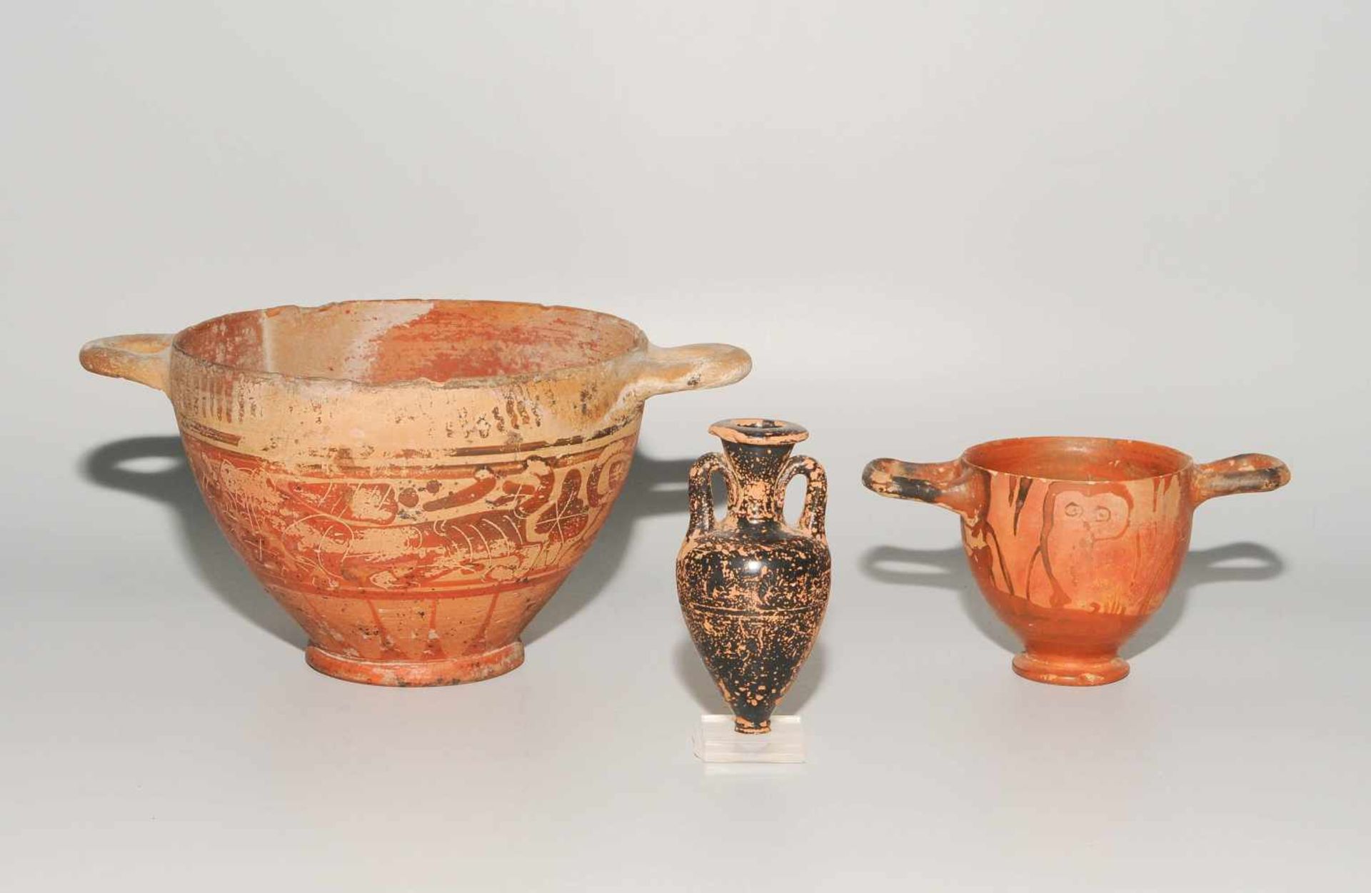 Lot: 2 Skyphoi und 1 Amphoriskos