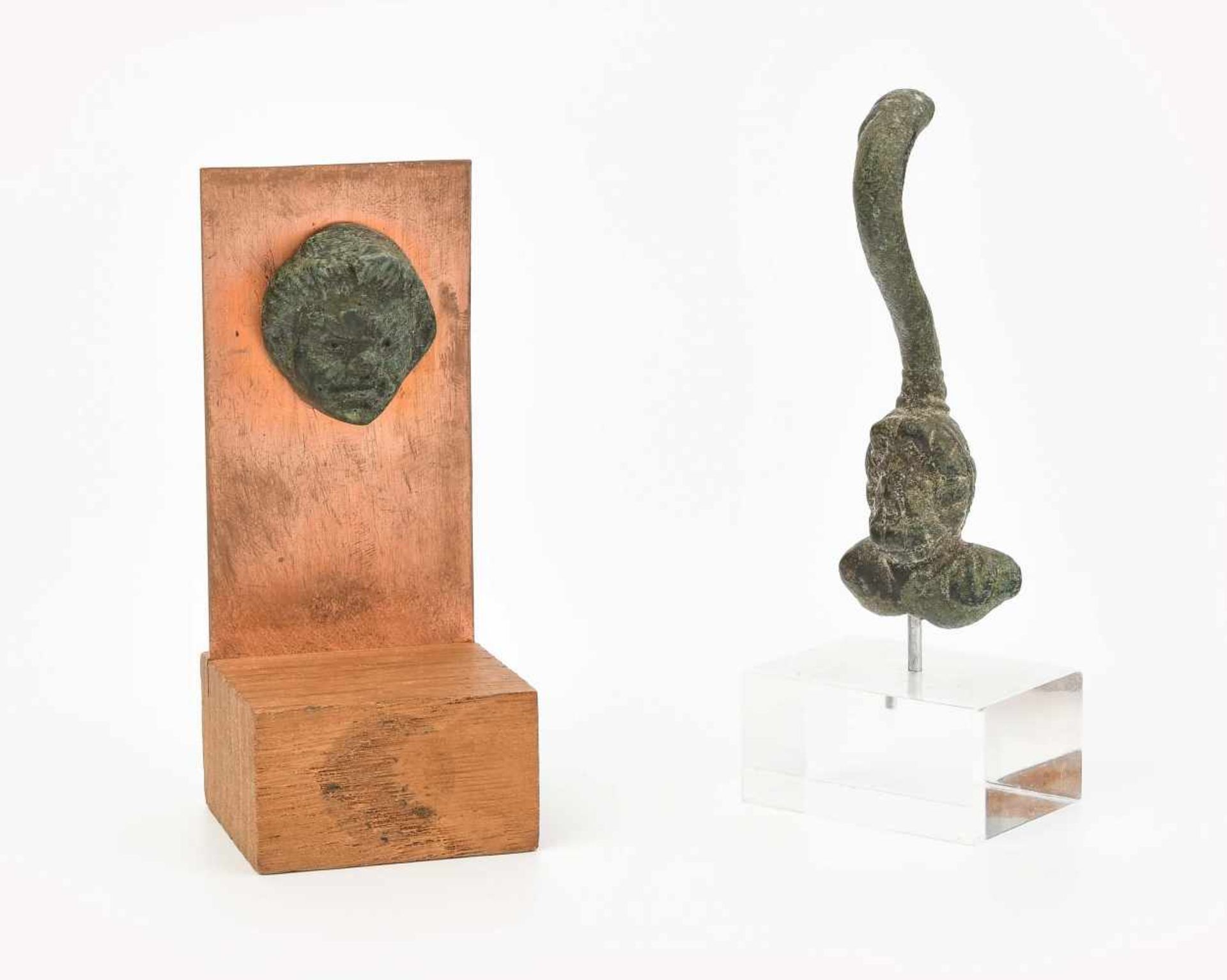 Lot: Bronzeapplike und Bronzegriff