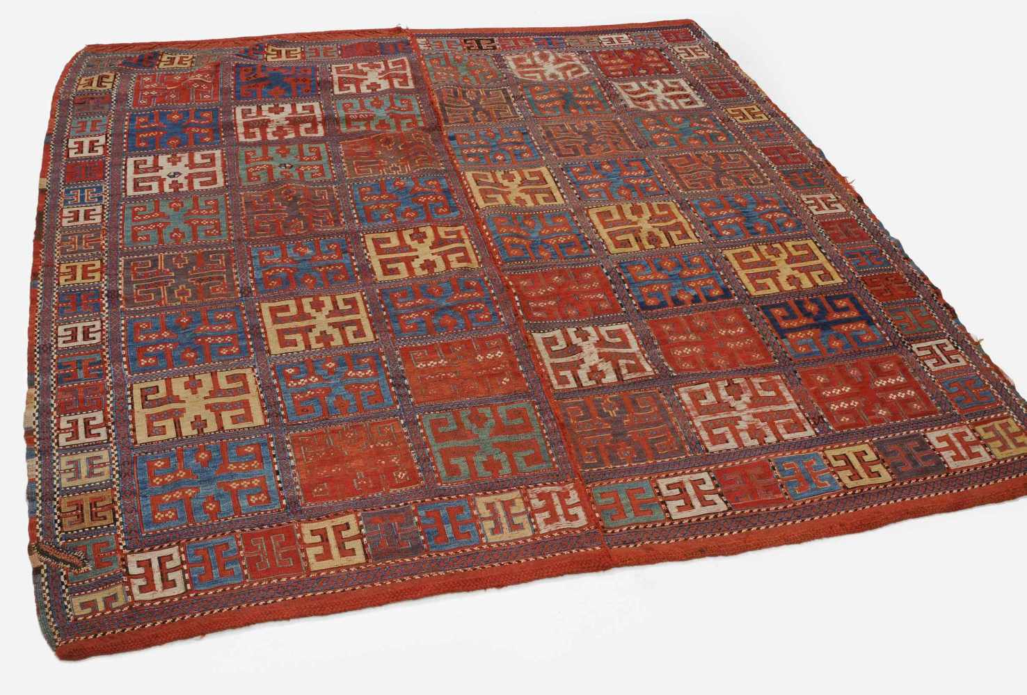 Tchaddah-DeckeS-Kaukasus, um 1900. In 2 Bahnen gefertigte Nadelarbeit auf Flachgewebe. Das