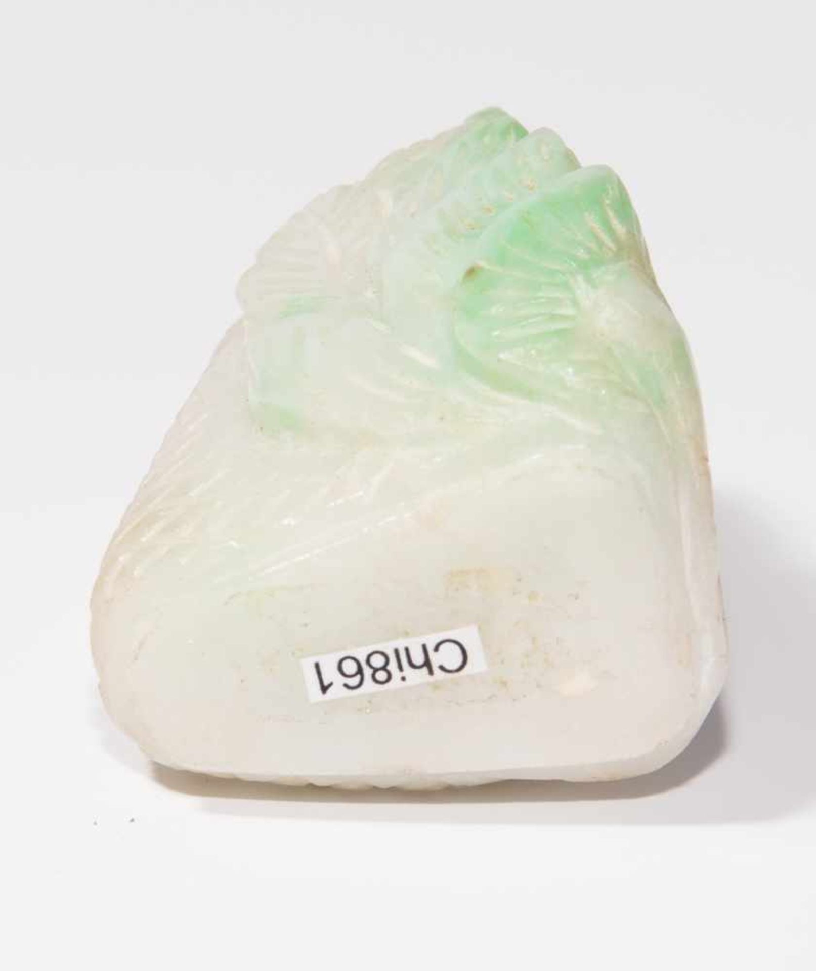 Jade Snuff BottleChina. Weisse Jade mit apfelgrünen Zonen. Körper geritzt mit Gittermuster, Front - Image 7 of 8
