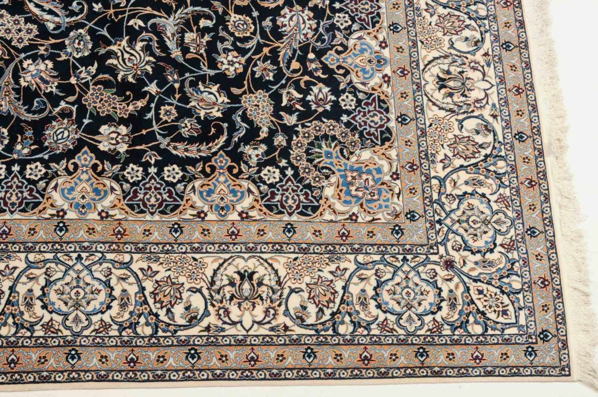NainZ-Persien, um 1990. Sehr feine Knüpfung, Flormaterial Korkwolle (6 La). Auf nachtblauem Grund - Image 7 of 13