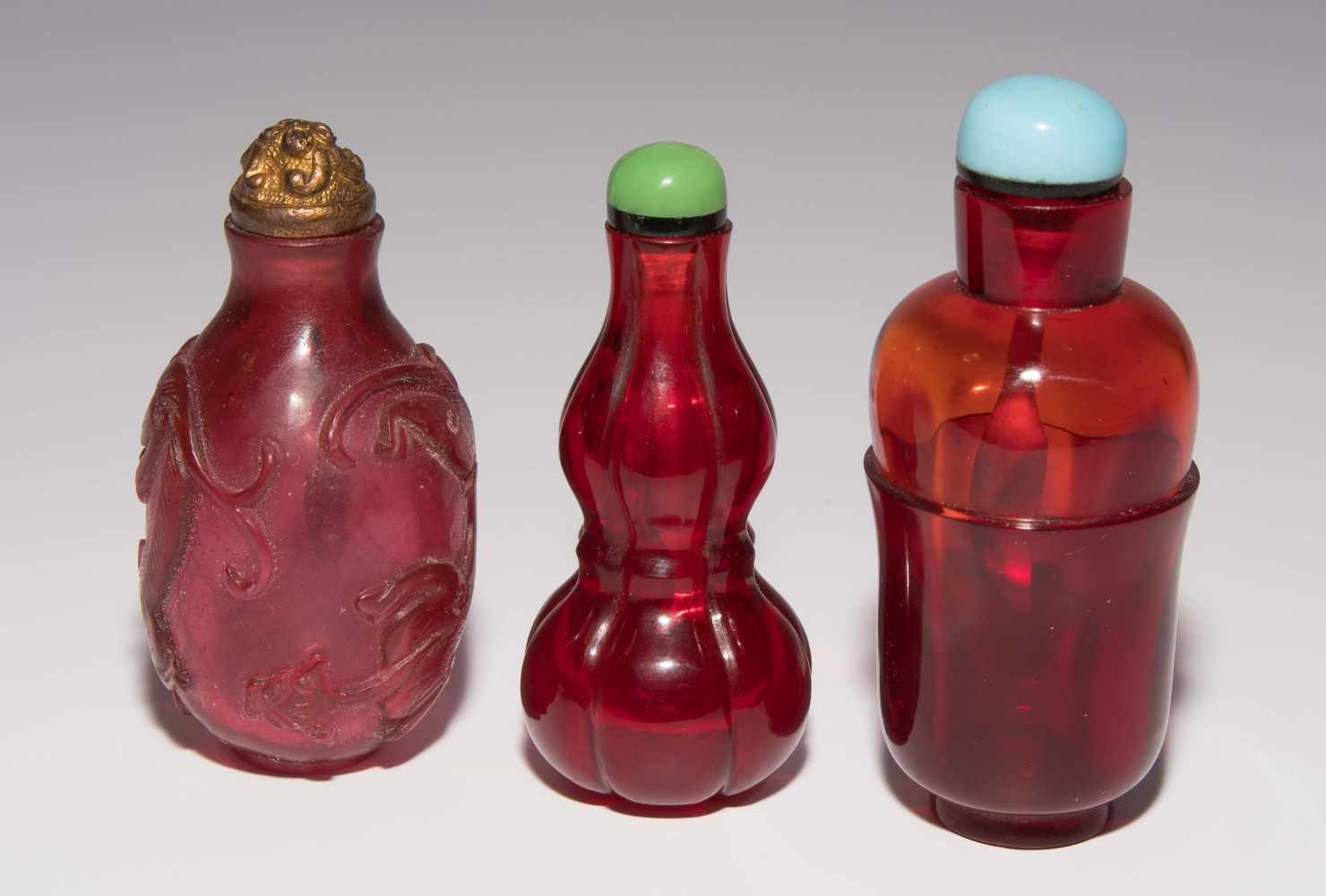 6 Glas Snuff BottlesChina. Rotes bis auberginenfarbenes, transparentes Glas. Verschiedene Formen. - Image 10 of 15