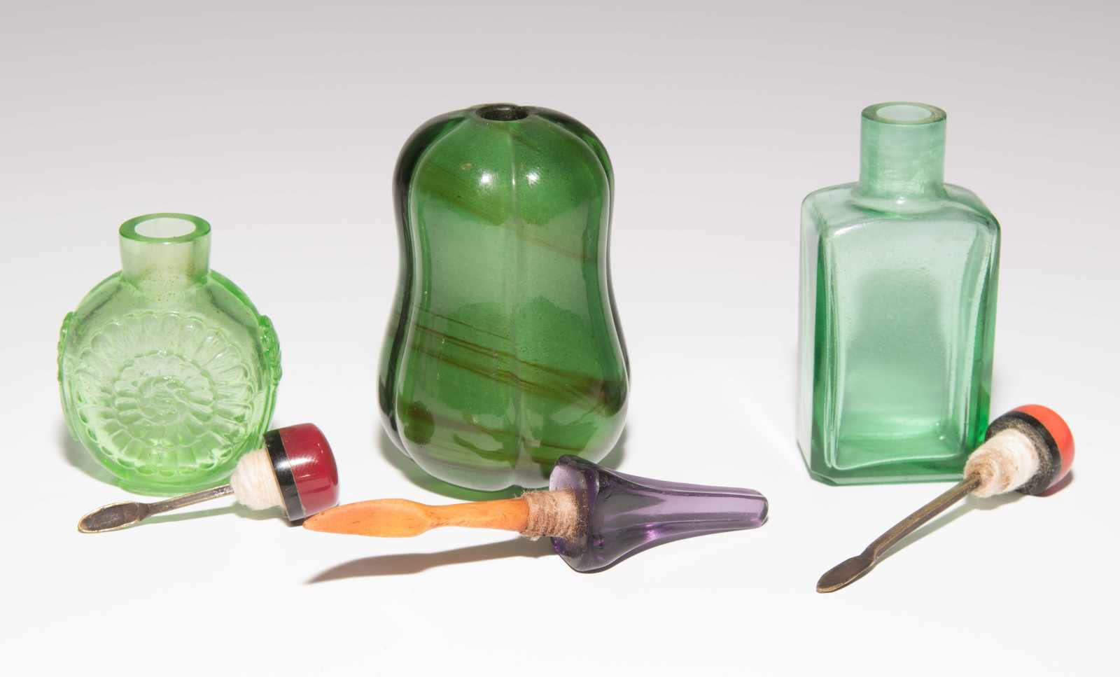 9 Glas Snuff BottlesChina. Transparentes Glas in verschiedenen Grüntönen, ein Snuff Bottle aus - Image 7 of 22