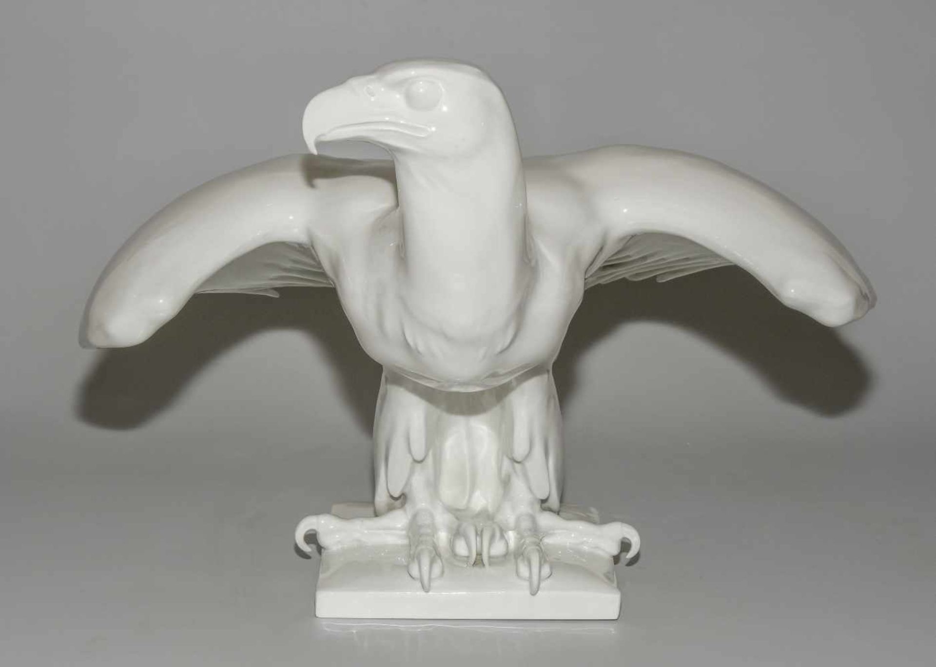 Tierfigur, MeissenAdler. Entwurf: Max Esser 1931, Ausführung um 1934–1945. Porzellan, weiss. - Bild 13 aus 20