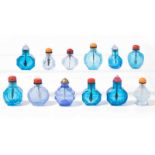 12 kleine Snuff BottlesChina. Transparentes Glas in verschiedenen Blautönen. H 3,5–4,5 cm.Nachlass