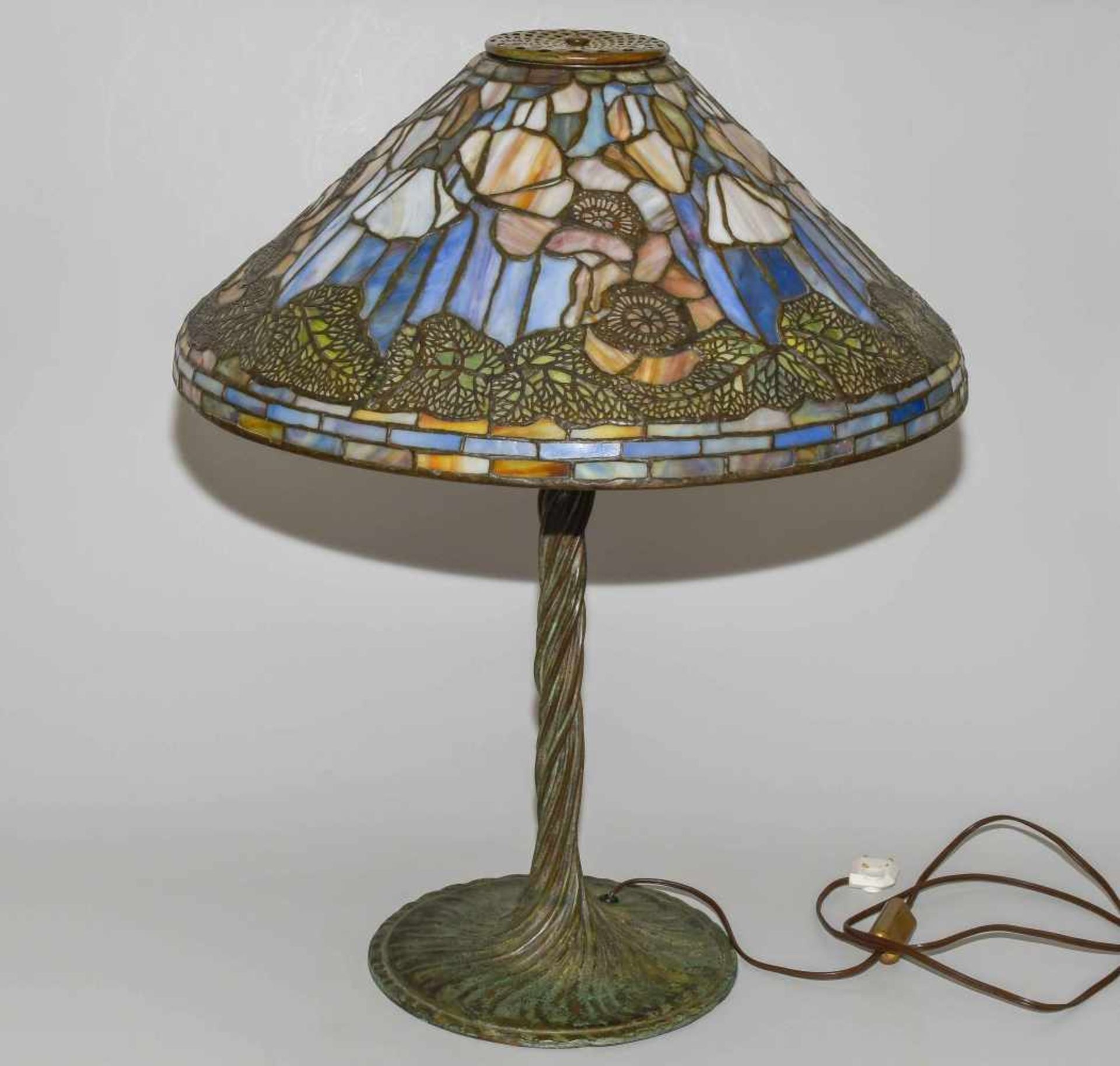Tiffany Studios New YorkTischlampe "Poppy". Schirm aus "leaded Glass", weisser Mohn mit Blättern, - Image 2 of 24