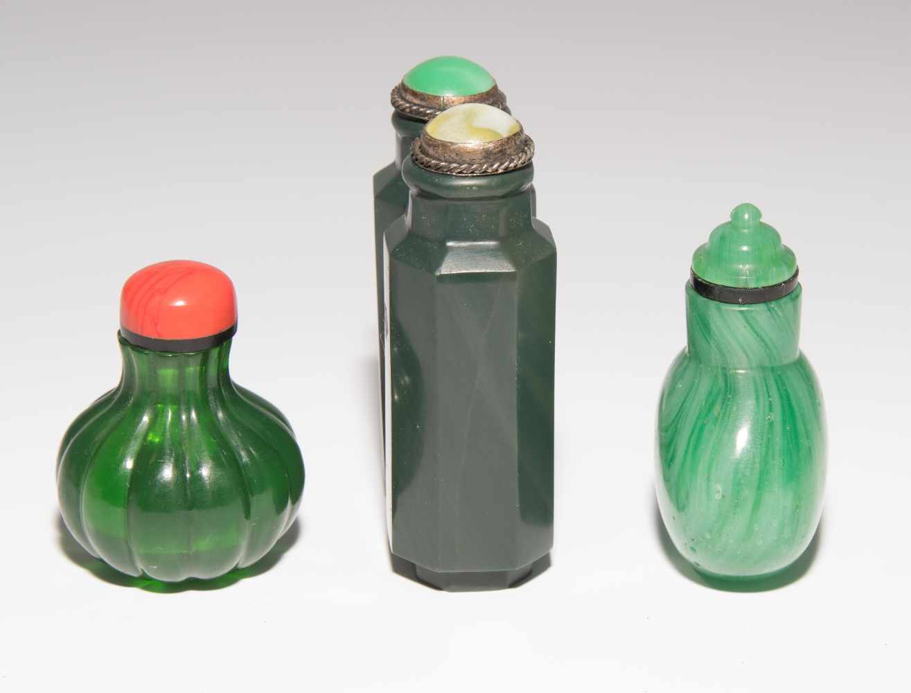 8 Snuff BottlesChina. Drei kleine Snuff Bottles aus transparentem Glas in verschiedenen Grüntonen; - Image 11 of 22