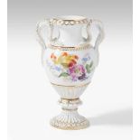 Schlangenhenkelvase, MeissenUm 1900. Porzellan, farbige Blumenmalerei, Goldstaffierung.