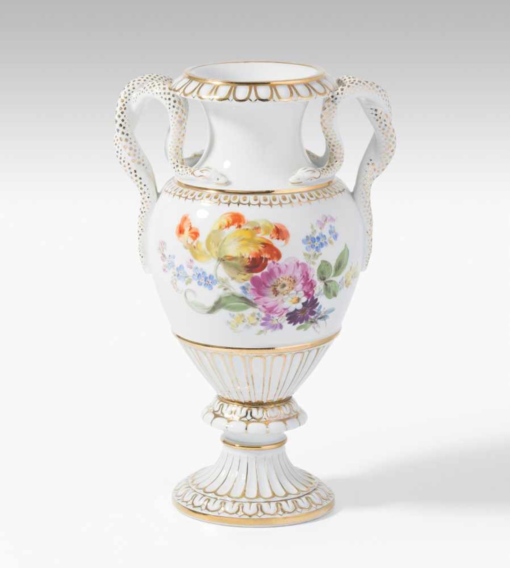 Schlangenhenkelvase, MeissenUm 1900. Porzellan, farbige Blumenmalerei, Goldstaffierung.