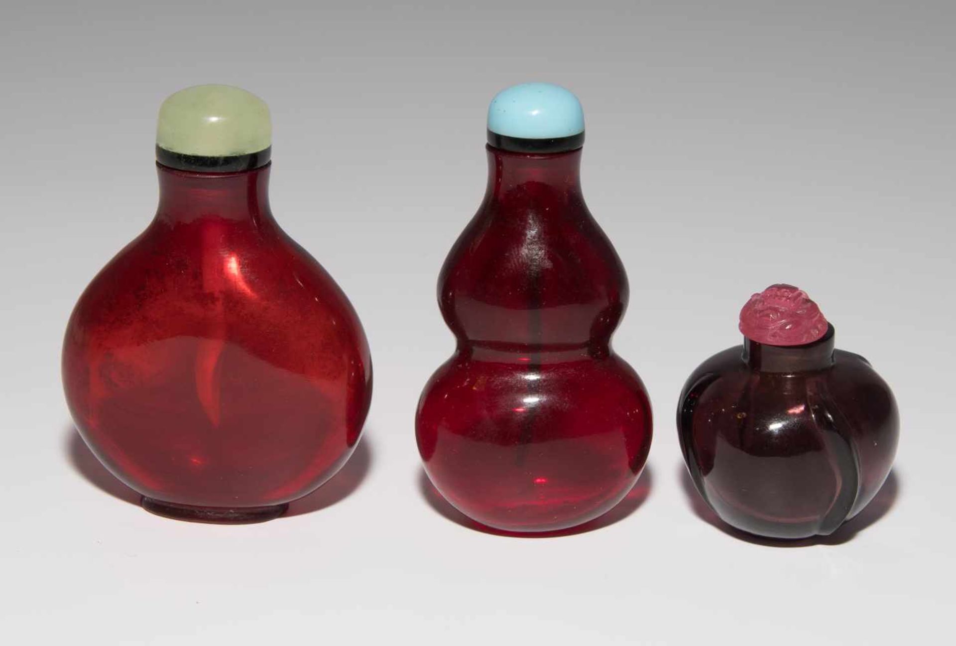 6 Glas Snuff BottlesChina. Rotes bis auberginenfarbenes, transparentes Glas. Verschiedene Formen. - Image 14 of 15