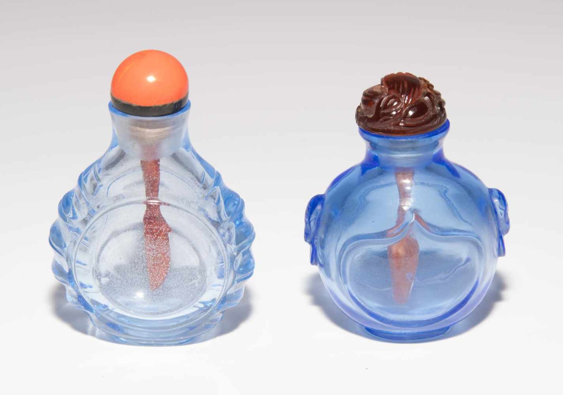 6 Glas Snuff BottlesChina. Hellblaues, transparentes Glas. Ein Doppel-Snuff Bottle, zwei mit - Bild 2 aus 22