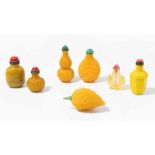 7 Glas Snuff BottlesChina. Halbtransparentes bis opakes Glas in verschiedenen Gelbtönen. H 5–8 cm.