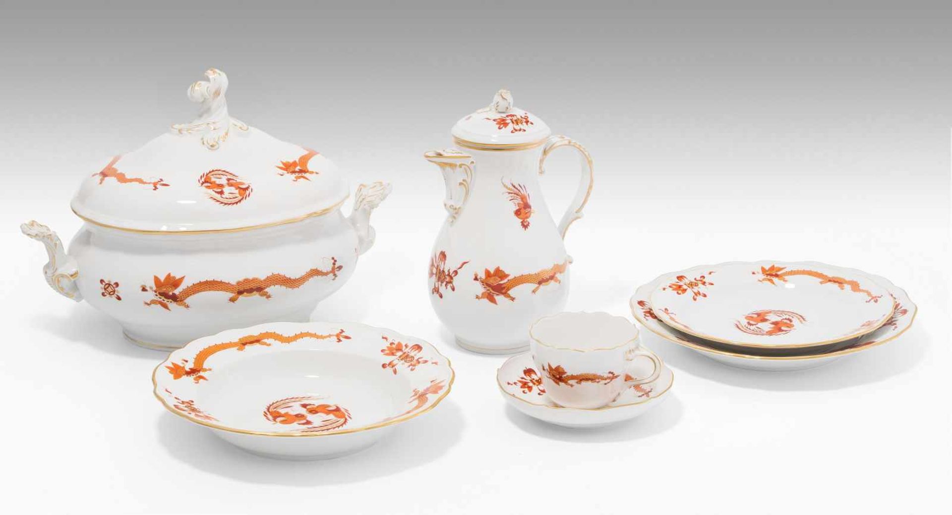 Tafelservice, Meissen20.Jh. Porzellan, rotes Drachenmuster mit Gold. Bezeichnet: Schwertermarke (