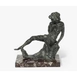 Murer, Augusto(Falcade 1922–1985 Padua)Sitzender Jüngling. 1983. Bronze. 20/22. Auf der Bronze