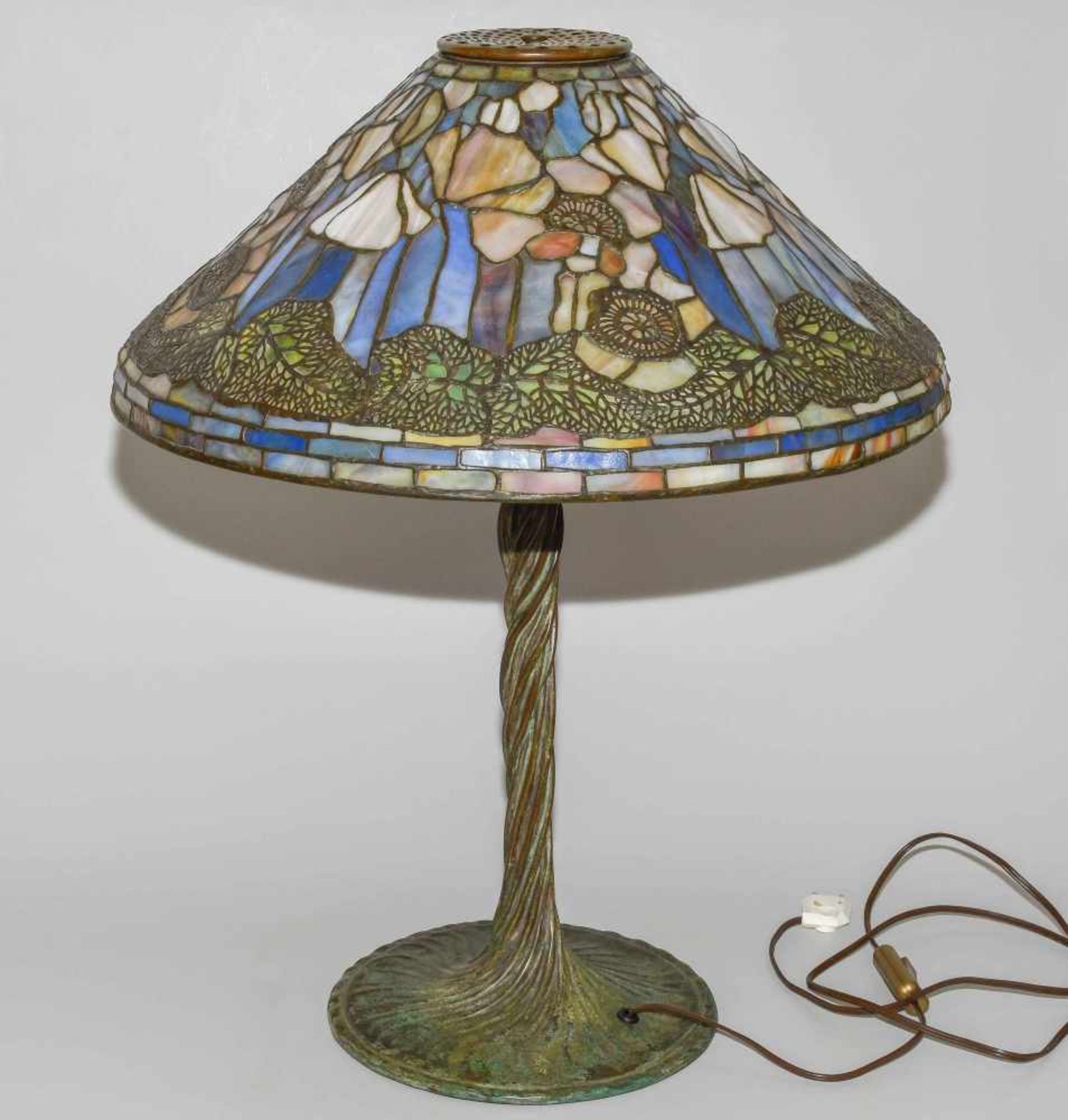Tiffany Studios New YorkTischlampe "Poppy". Schirm aus "leaded Glass", weisser Mohn mit Blättern, - Image 19 of 24