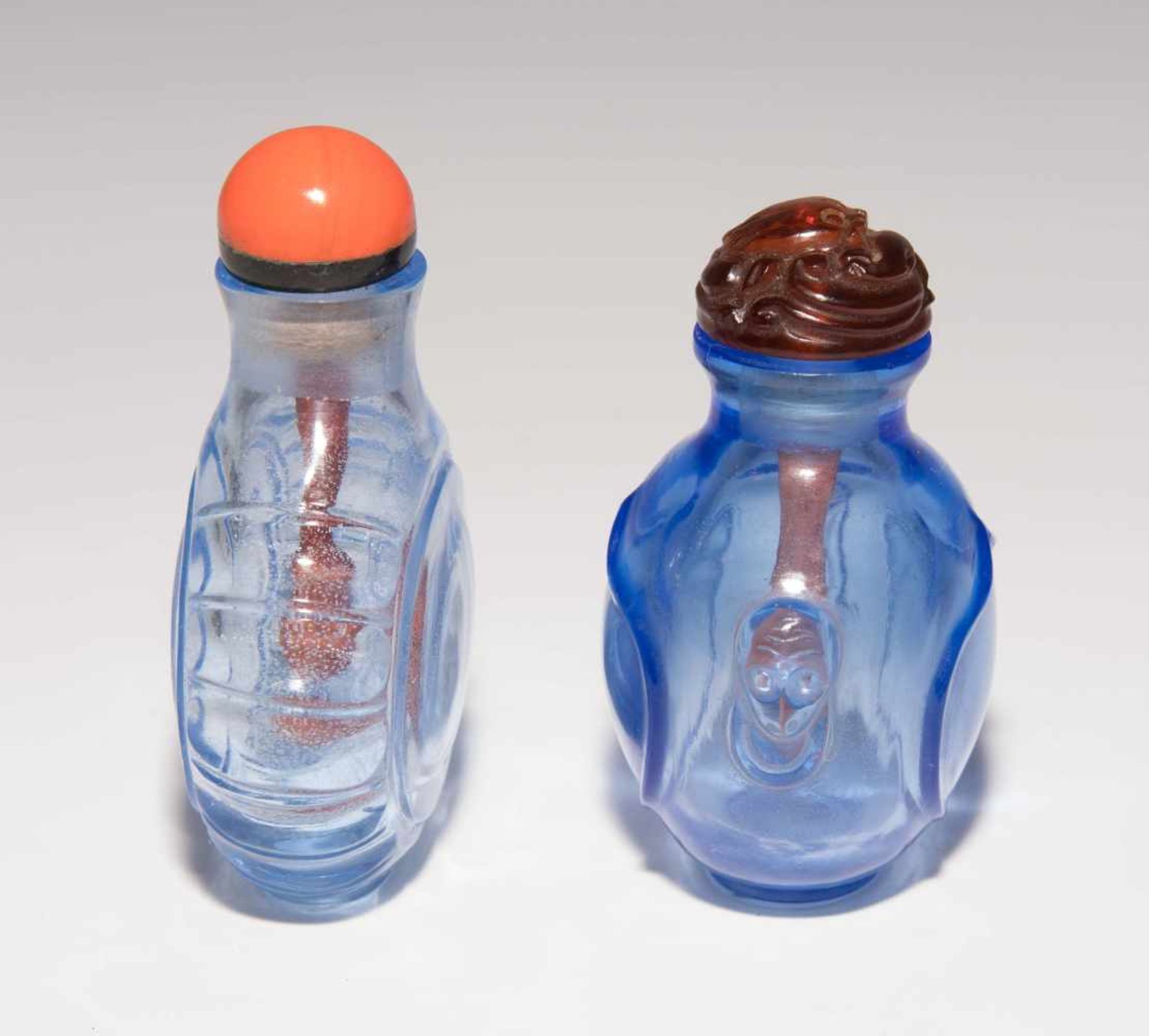 6 Glas Snuff BottlesChina. Hellblaues, transparentes Glas. Ein Doppel-Snuff Bottle, zwei mit - Bild 13 aus 22