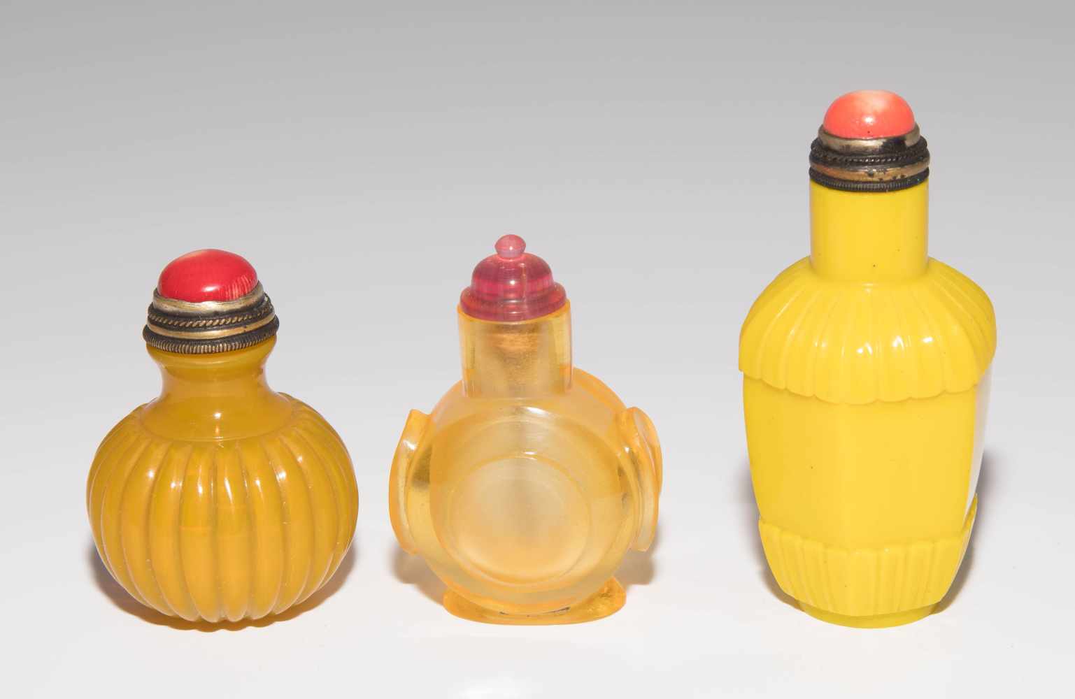 7 Glas Snuff BottlesChina. Halbtransparentes bis opakes Glas in verschiedenen Gelbtönen. H 5–8 cm. - Image 20 of 21