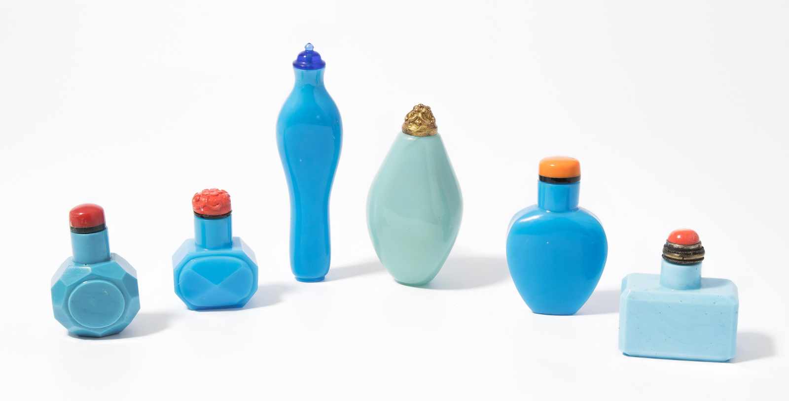 6 Snuff BottlesChina. Opakes Glas in verschiedenen Blautönen. Schliffdekor, Balusterform und