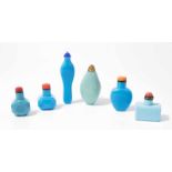 6 Snuff BottlesChina. Opakes Glas in verschiedenen Blautönen. Schliffdekor, Balusterform und