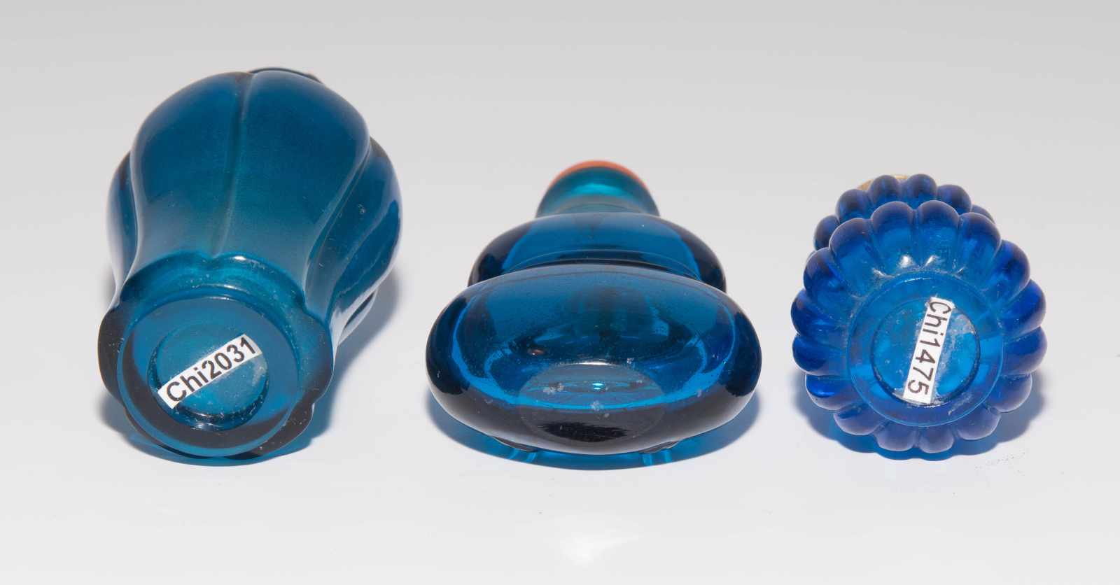 6 Glas Snuff BottlesChina. Transparentes Glas in verschiedenen Blautönen. Ein Snuff Bottle mit - Image 12 of 15