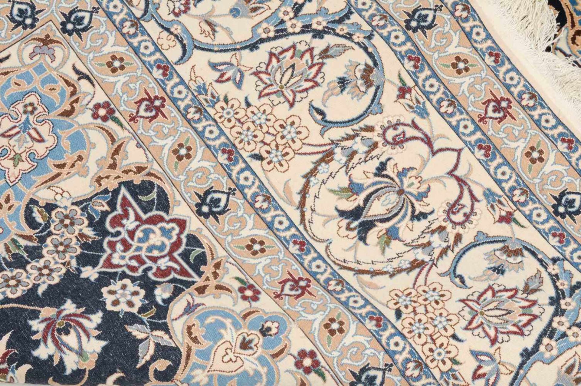 NainZ-Persien, um 1990. Sehr feine Knüpfung, Flormaterial Korkwolle (6 La). Auf nachtblauem Grund - Image 10 of 13
