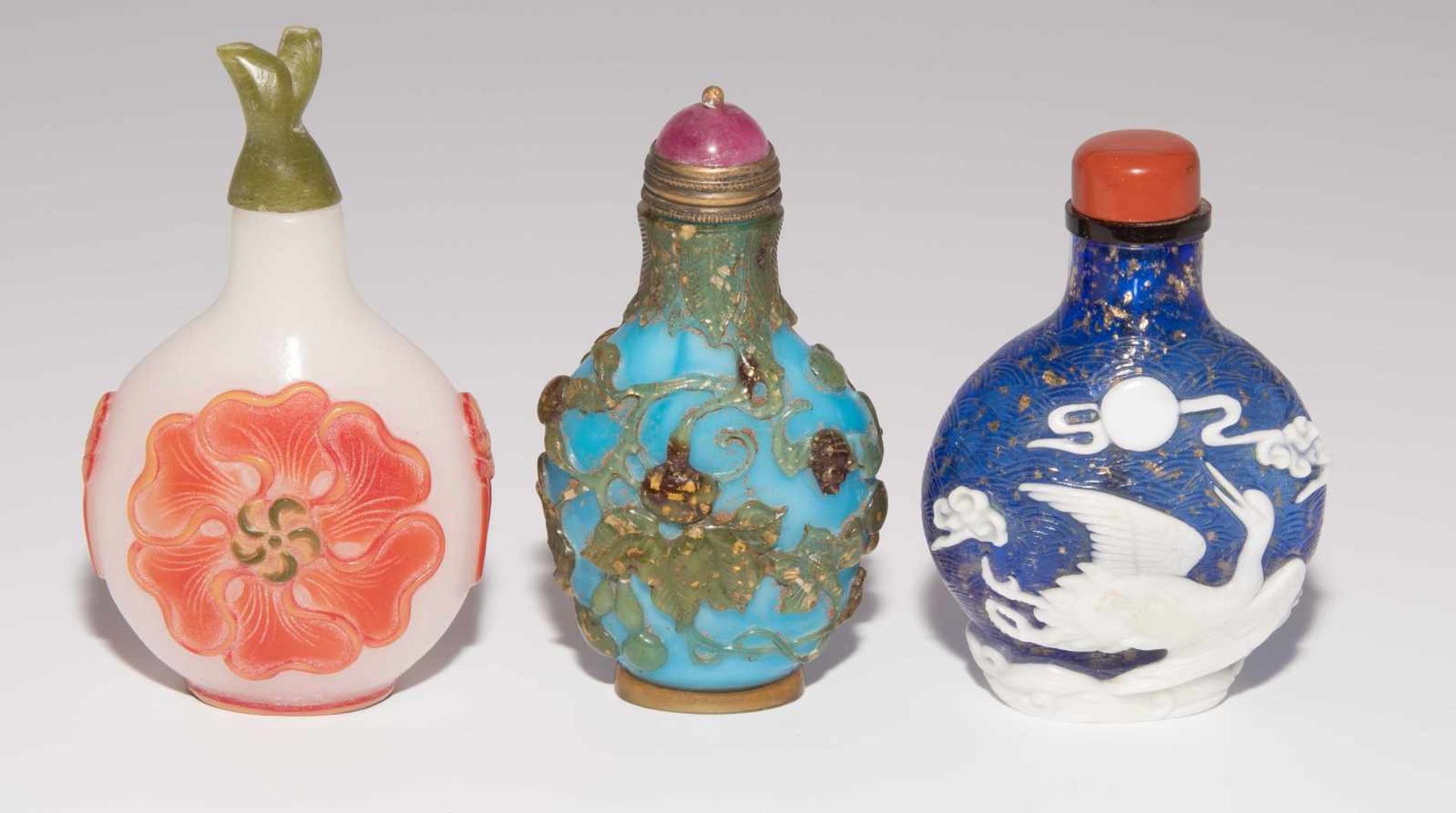 6 Überfangglas Snuff BottlesChina. Opakglas in weiss, blau, rosa bzw. blau mit ein- bis dreifarbigem - Image 3 of 15