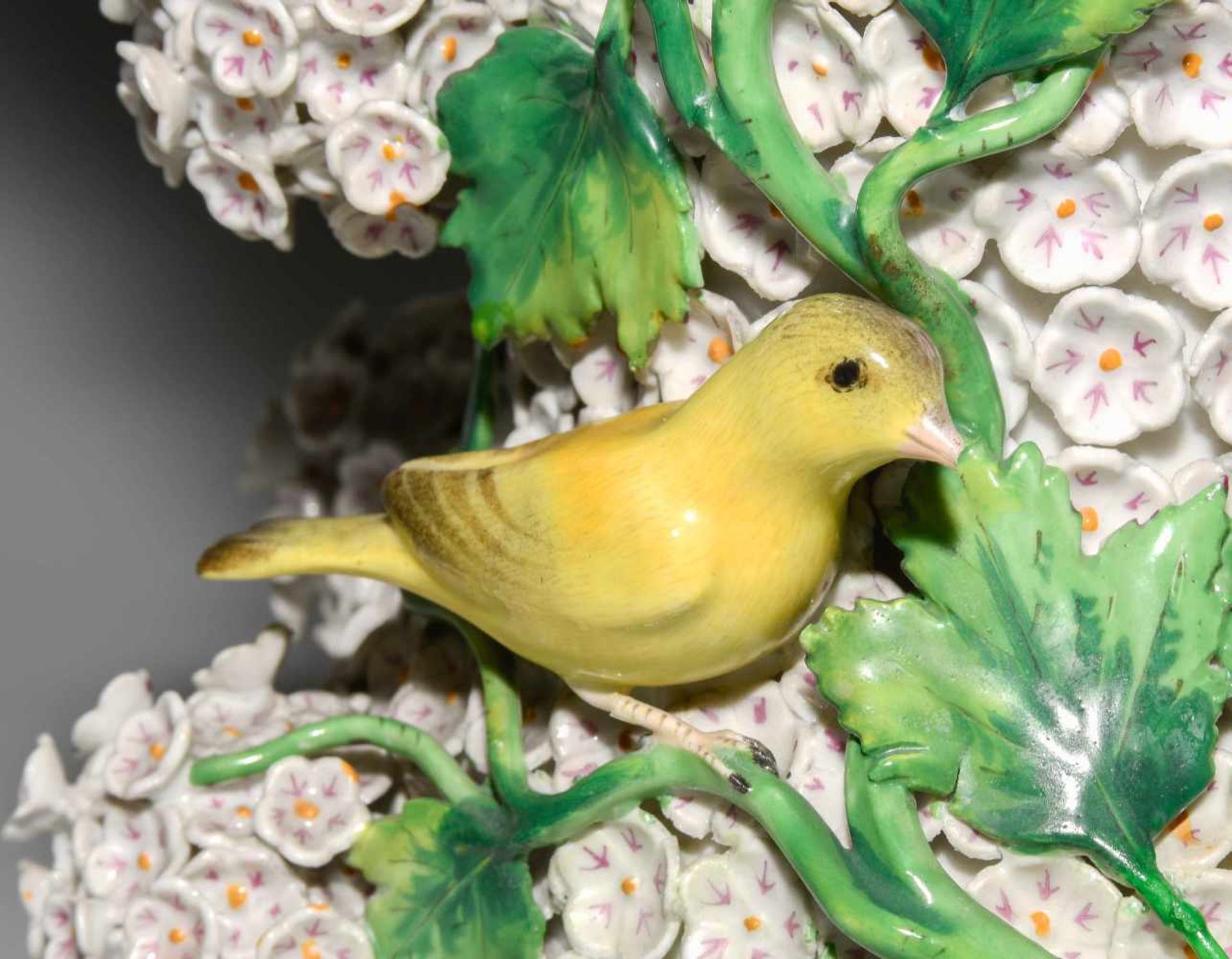 Schneeballvase, MeissenUm 1900. Porzellan, aufgelegter Blütendekor, zwei Vögel. Farbige Bemalung. - Image 11 of 12