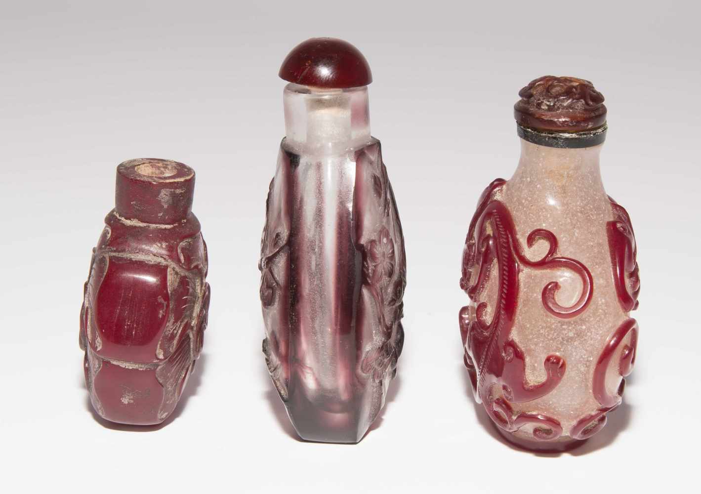 6 Überfangglas Snuff BottlesChina. Farbloses, transparentes Glas mit rot- bis auberginefarbenem - Image 9 of 16
