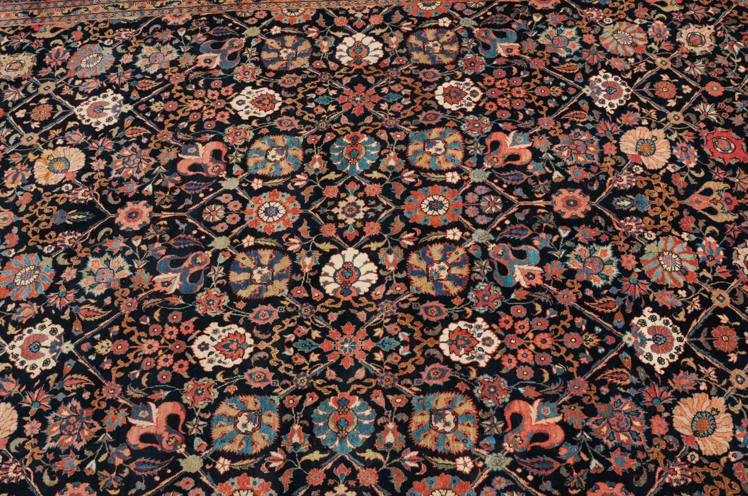 TäbrisNW-Persien, um 1910. Dichtes florales Werk. Wirkungsvolles nachtblaues, durchgehend mit - Image 14 of 20