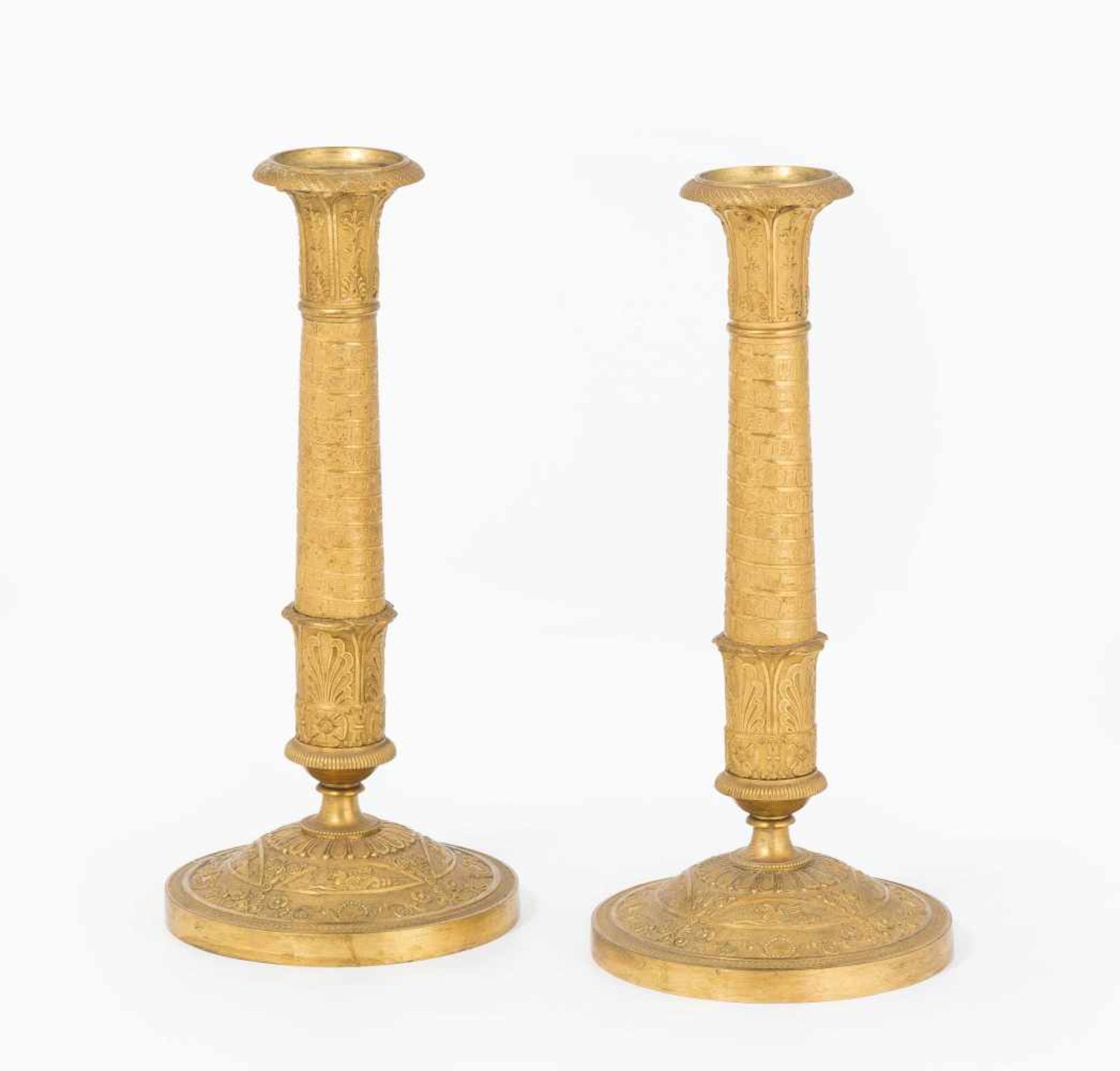 1 Paar KerzenstöckeFrankreich, Empire-Stil, 19.Jh. Bronze, vergoldet. Säulenschaft über Rundfuss.