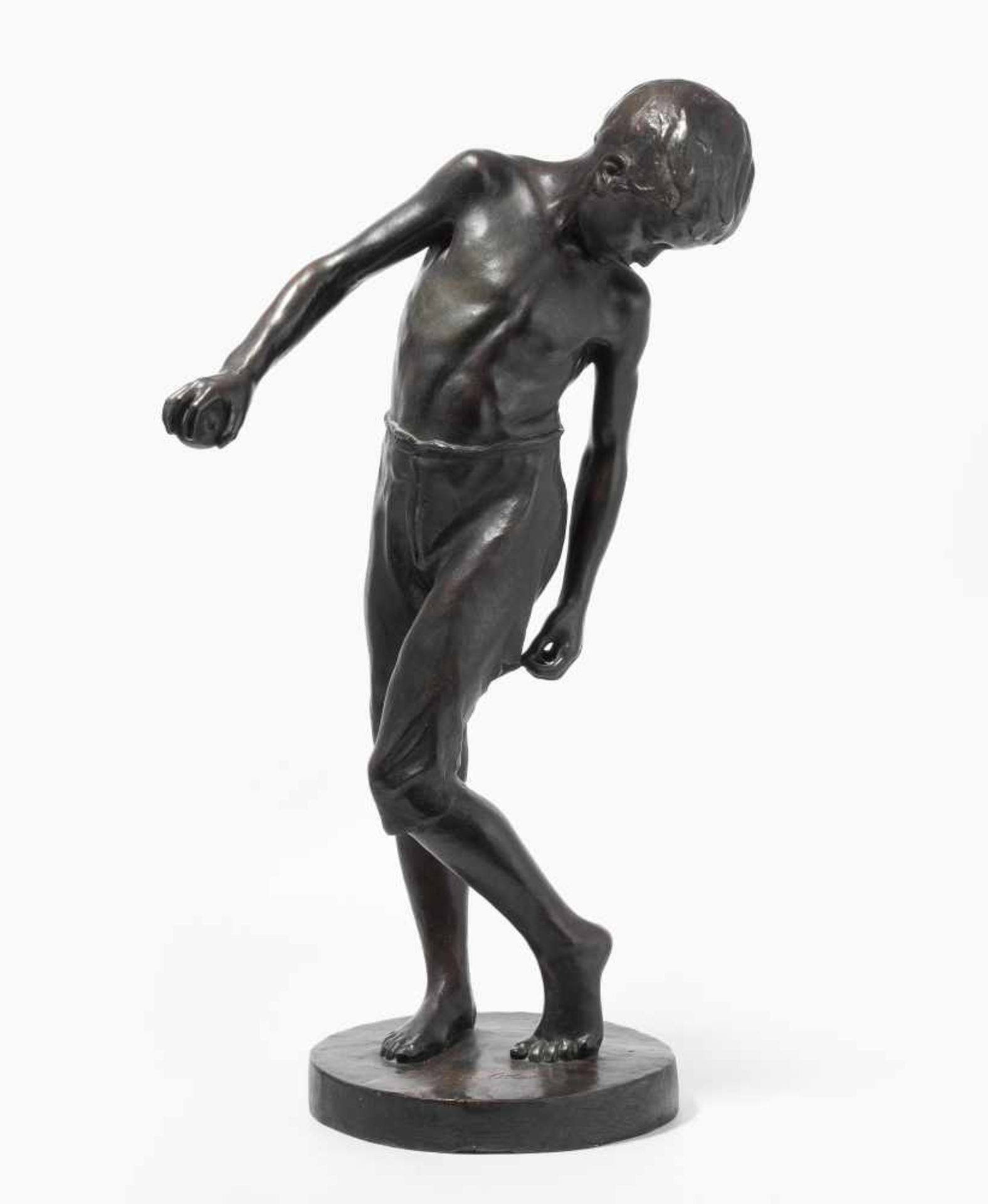 Joh. E. OttoKnabe mit Ball. Bronze, dunkelbraun patiniert. H 65 cm.
