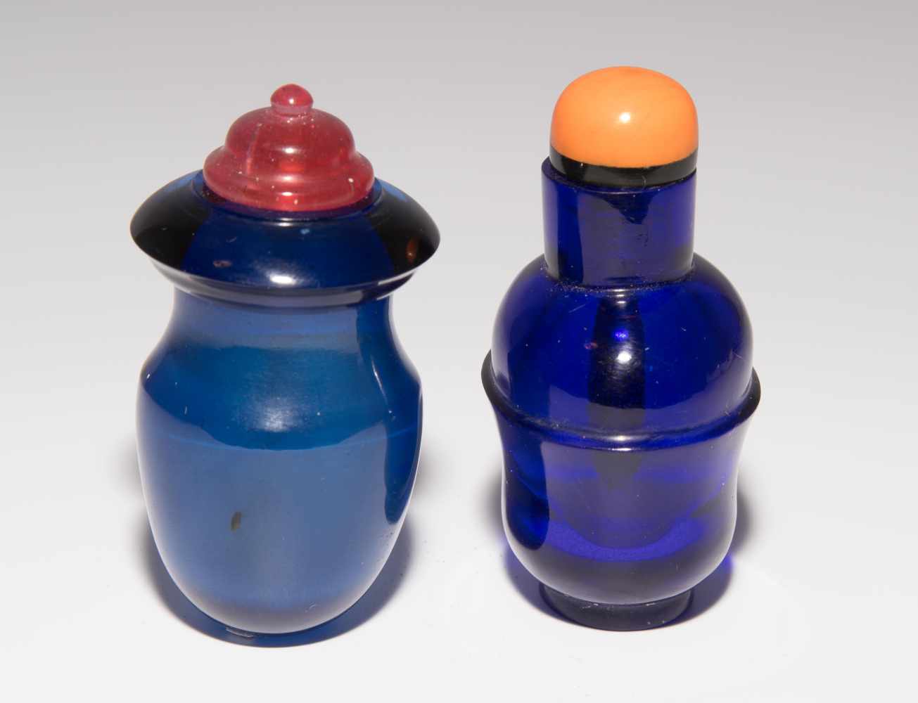 7 Glas Snuff BottlesChina. Transparentes bis halbtransparentes, dunkelblaues Glas. Facettierte Form, - Image 9 of 22