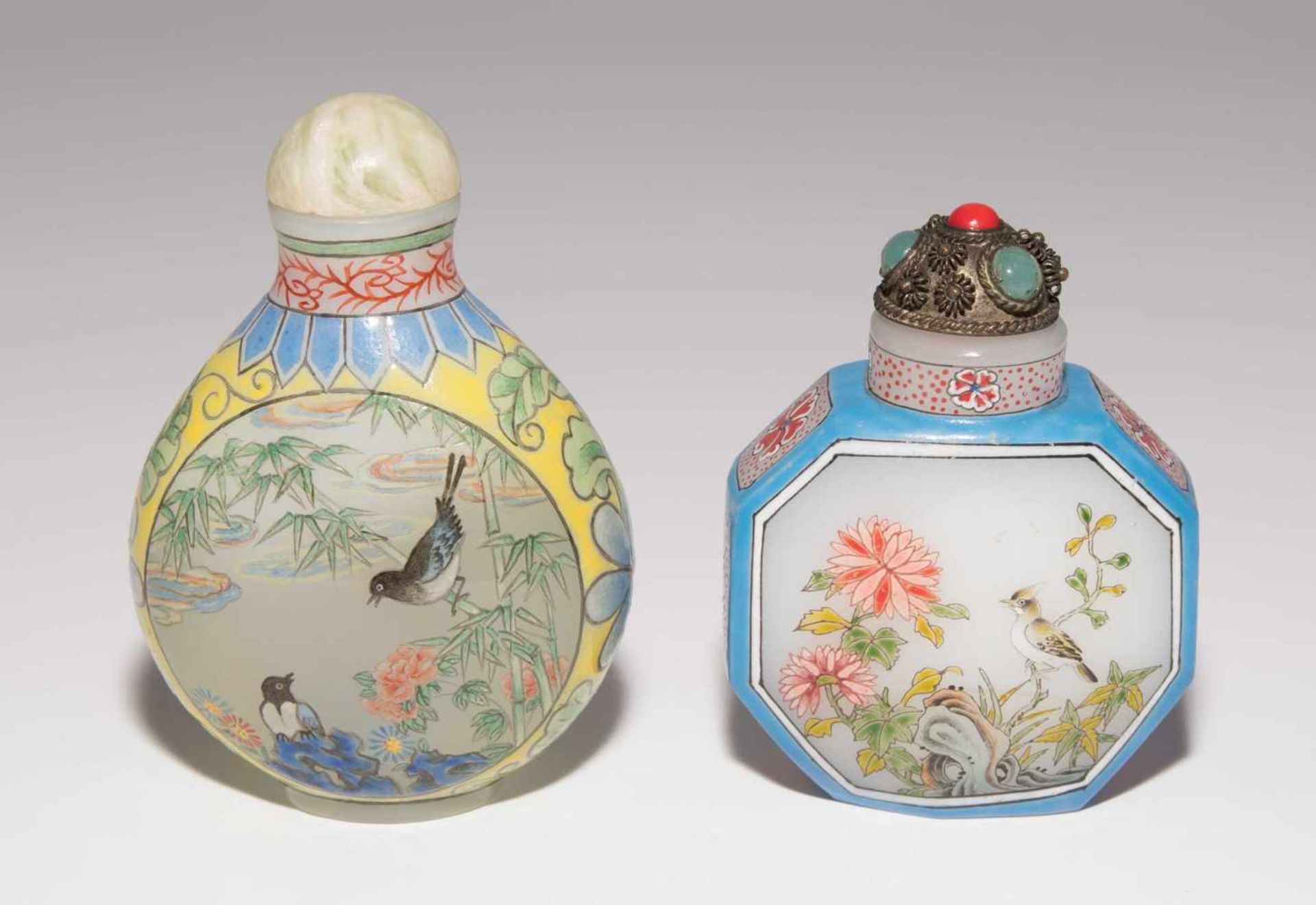 2 Glas Snuff BottlesChina. Milchglas, polychrom bemalt mit Blumen-/Vogeldekor Je mit Qianlong-Marke. - Image 4 of 8