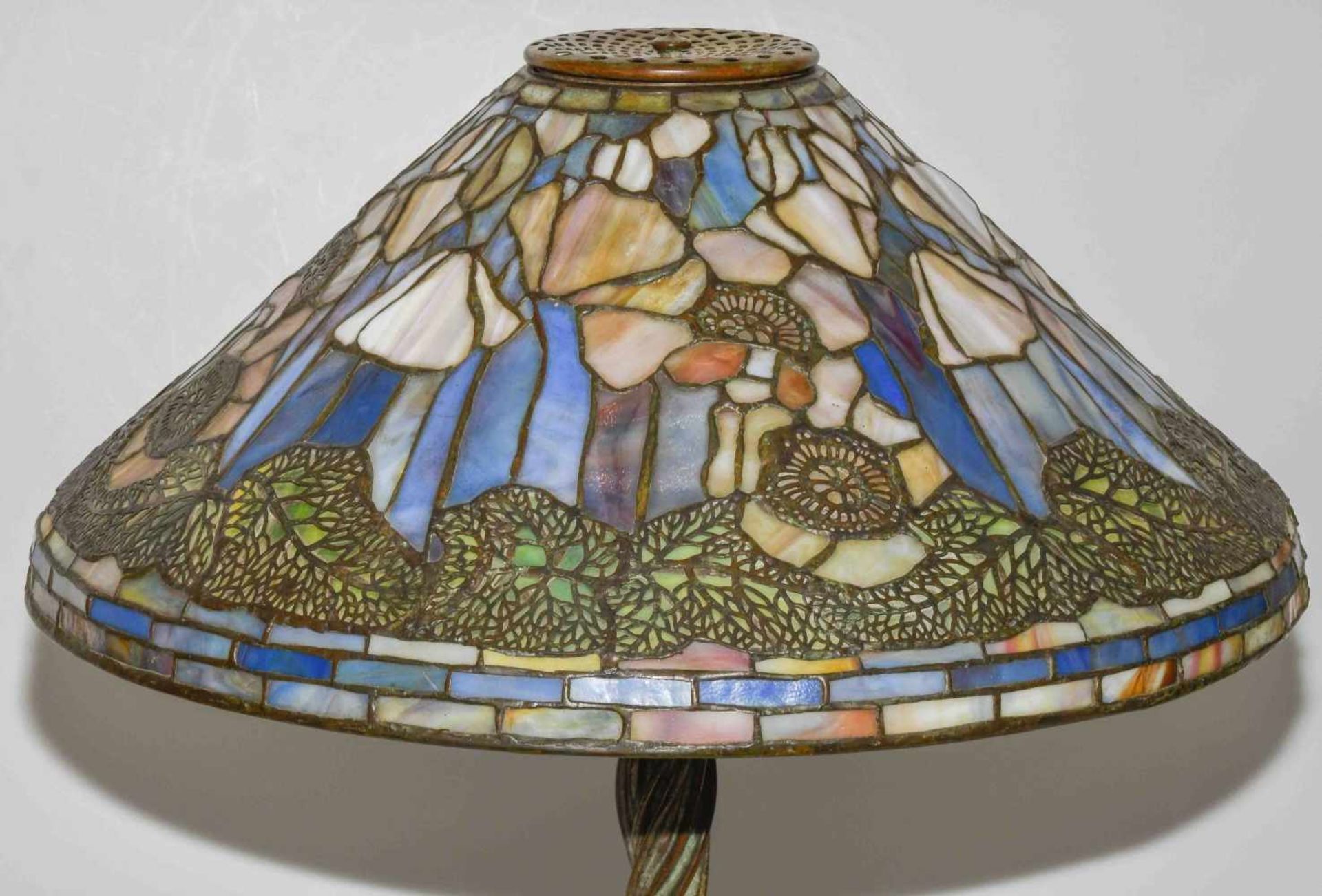 Tiffany Studios New YorkTischlampe "Poppy". Schirm aus "leaded Glass", weisser Mohn mit Blättern, - Image 18 of 24