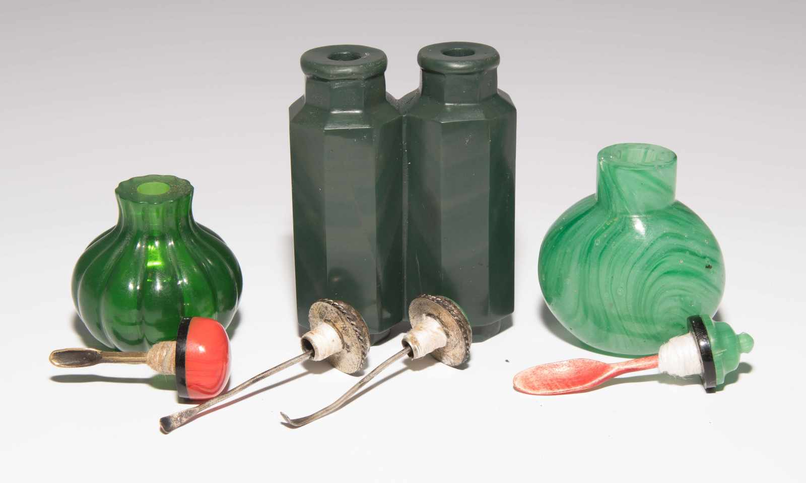 8 Snuff BottlesChina. Drei kleine Snuff Bottles aus transparentem Glas in verschiedenen Grüntonen; - Image 15 of 22